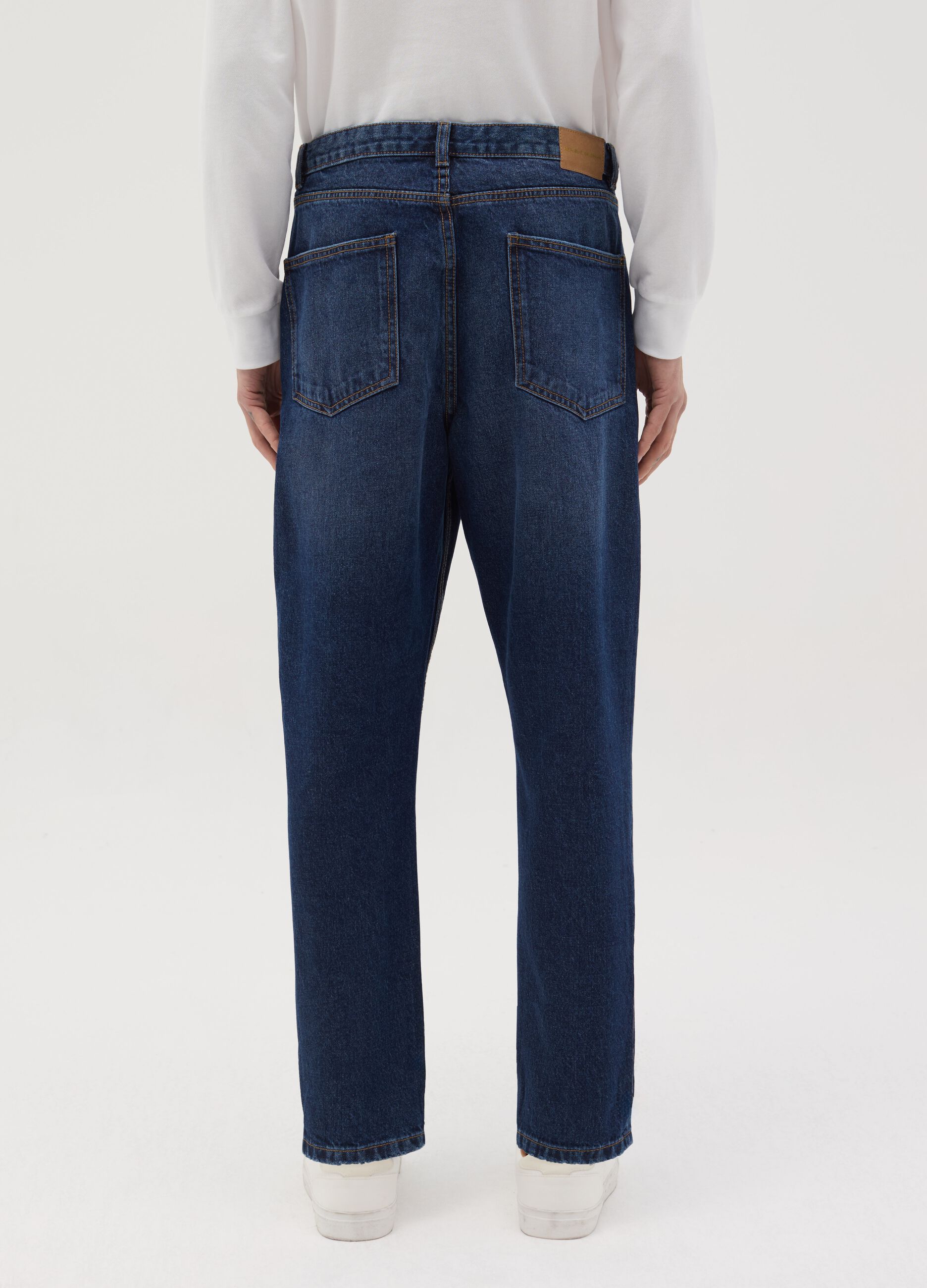 Jeans regular tapered fit con scoloriture