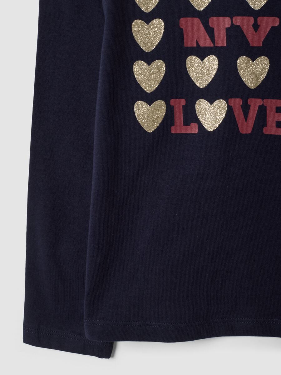 T-shirt blu in puro cotone organico con stampa cuori glitterati per bambina_3
