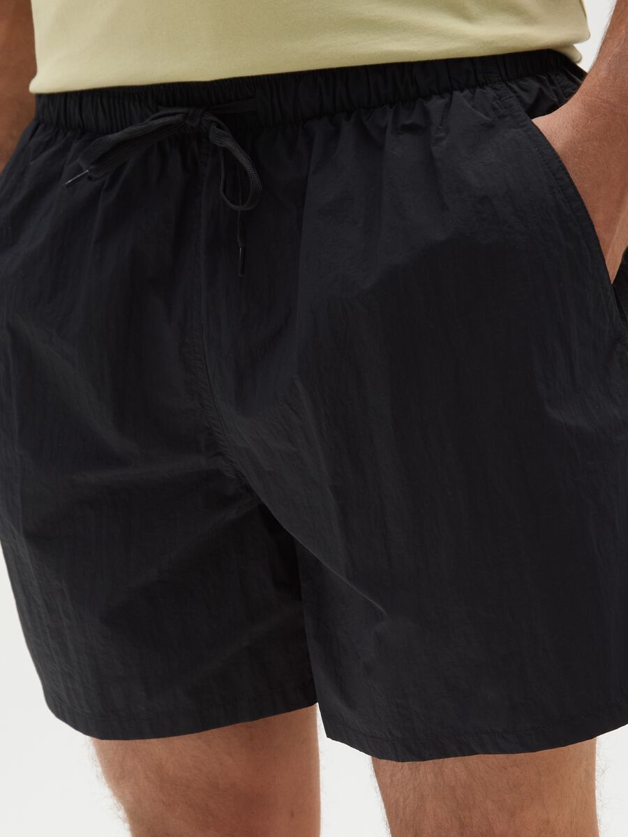 Pantaloncini da uomo in nero regular fit con coulisse_2