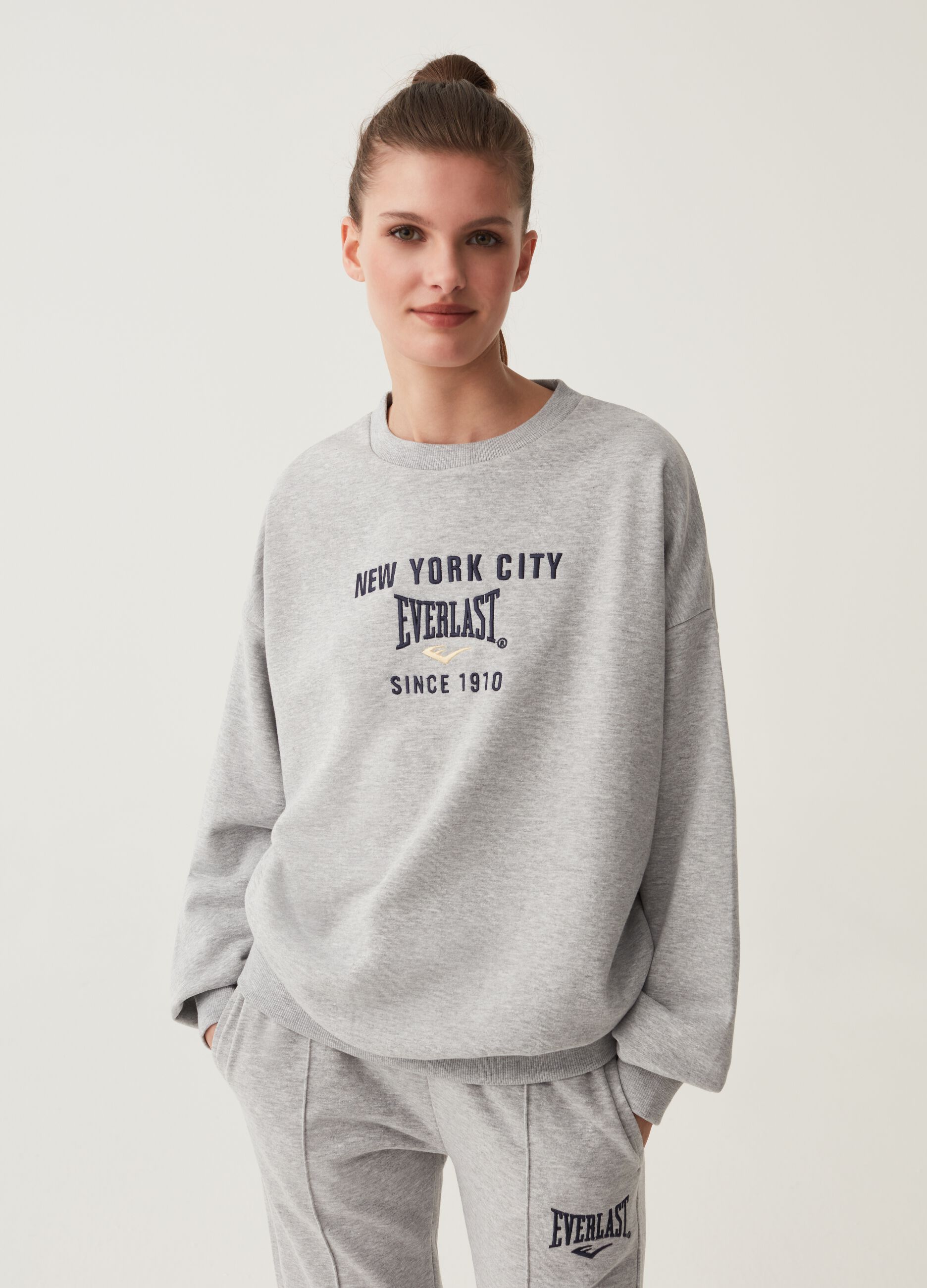 Oversize sweatshirt with Everlast embroidery