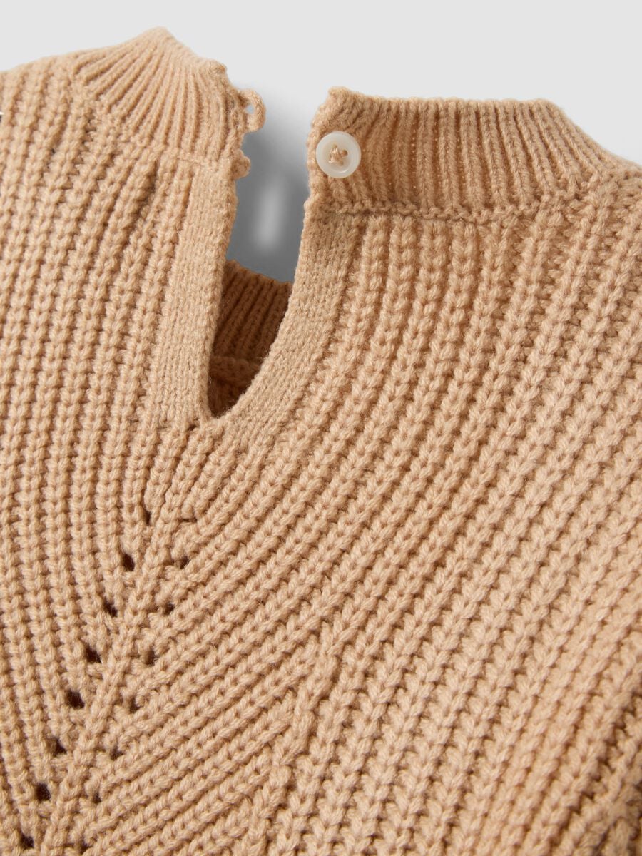 Maglia beige in maglia con girocollo traforato_3