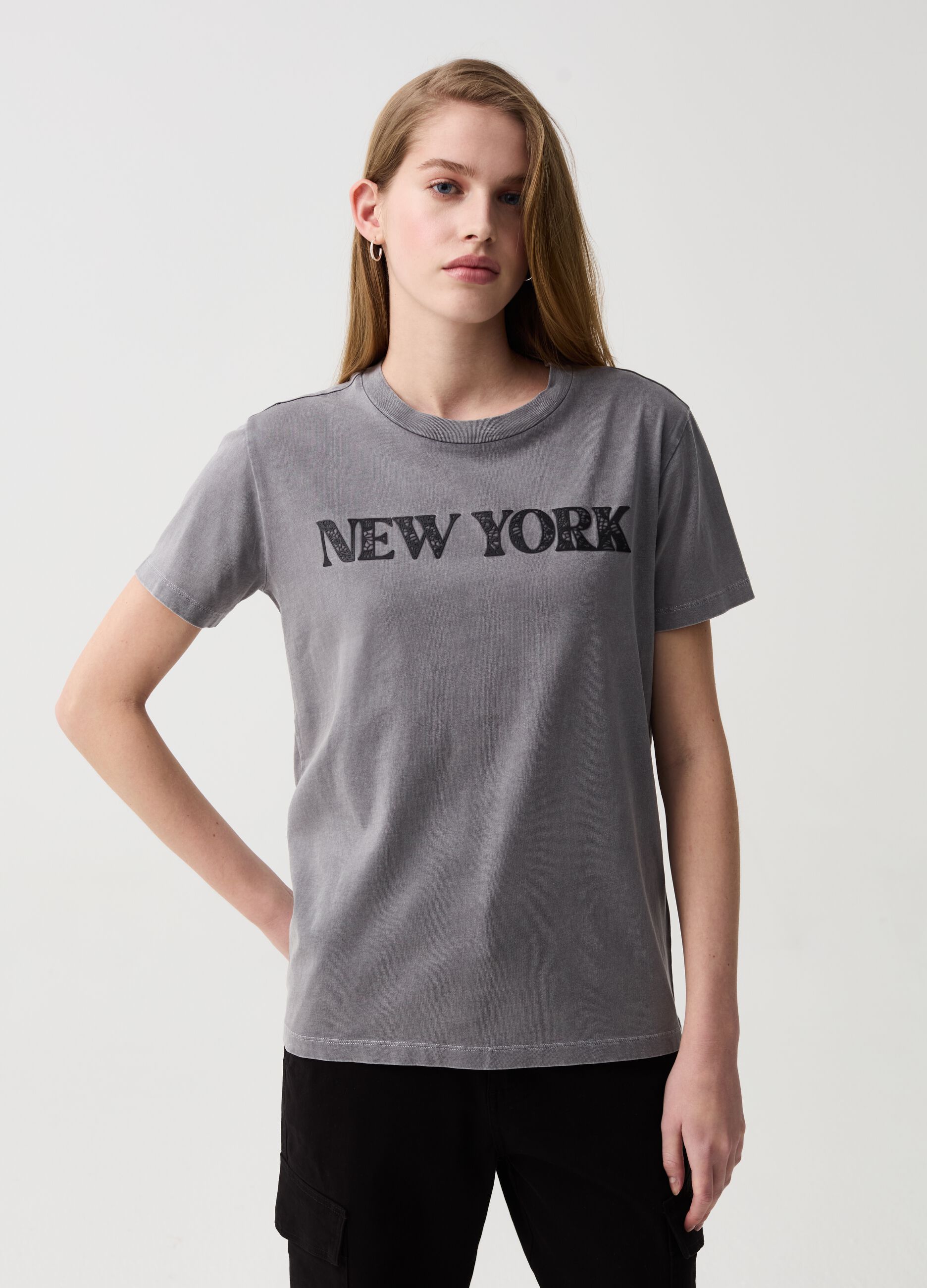 T-shirt con stampa lettering effetto pizzo