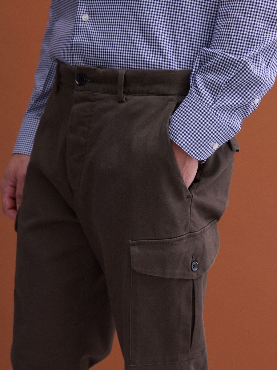 Pantaloni marroni cargo in twill di cotone elasticizzato comfort fit_3