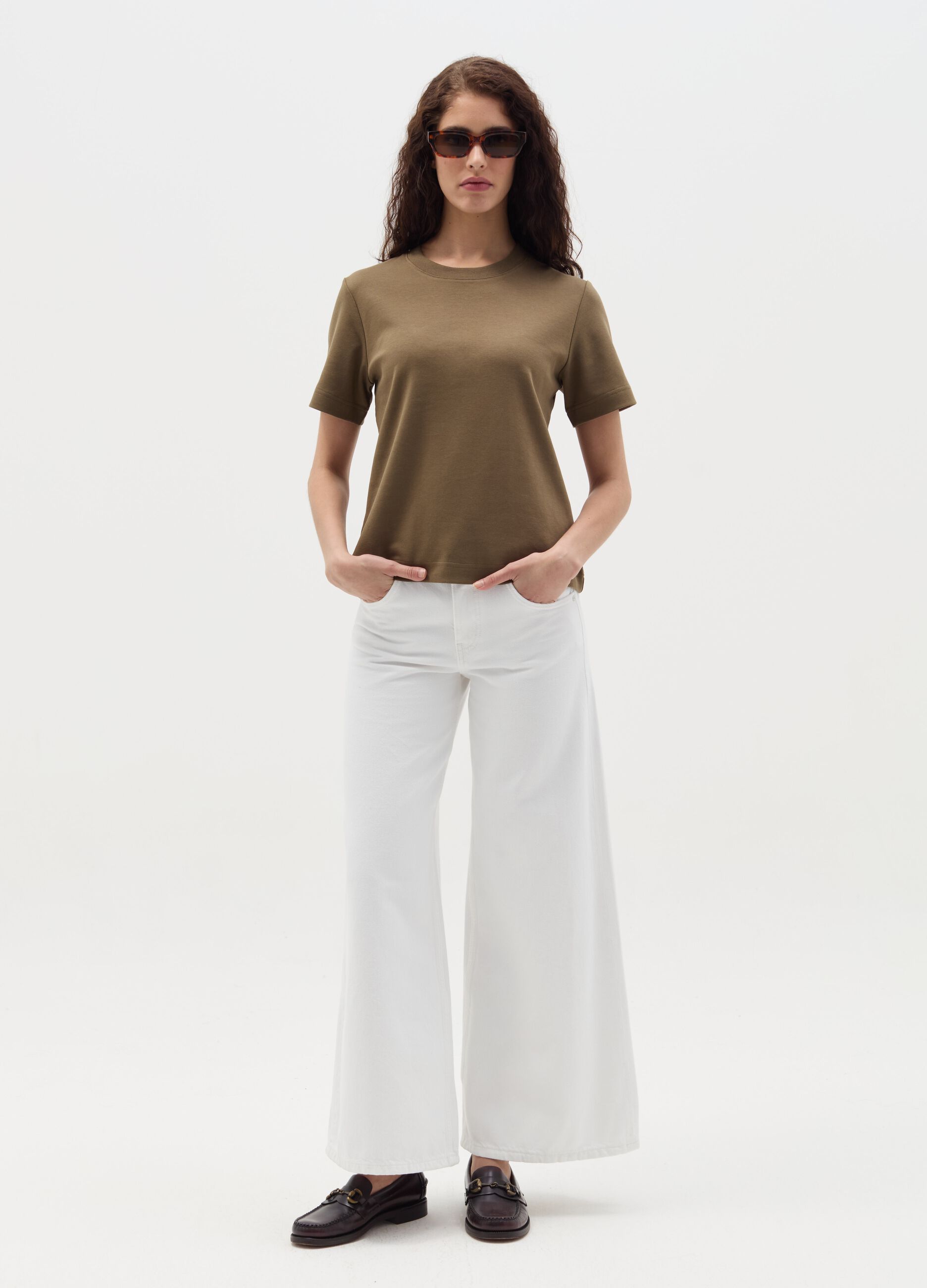 Solid colour T-shirt with round neck