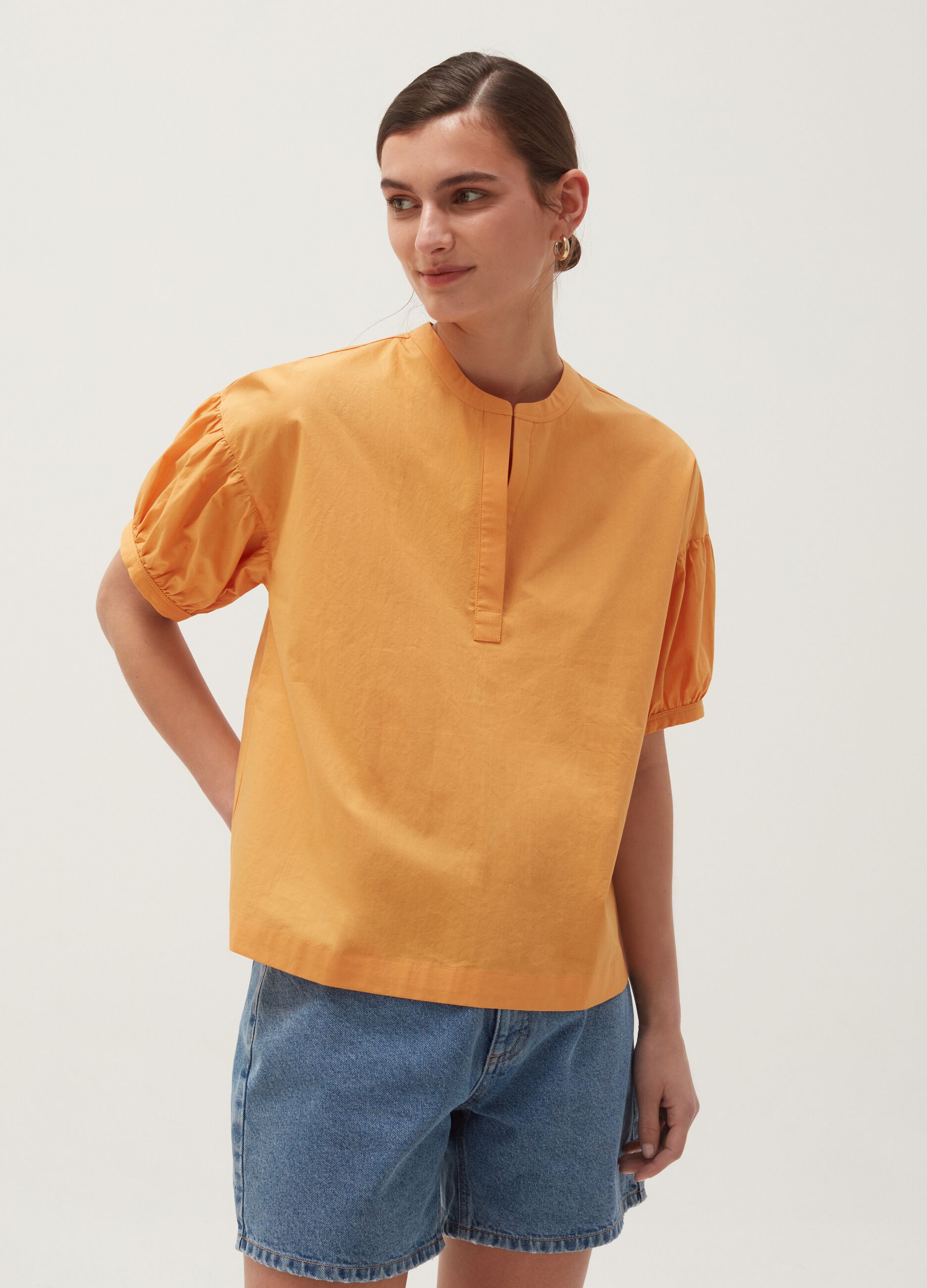 Cotton blouse with short puff sleeves.