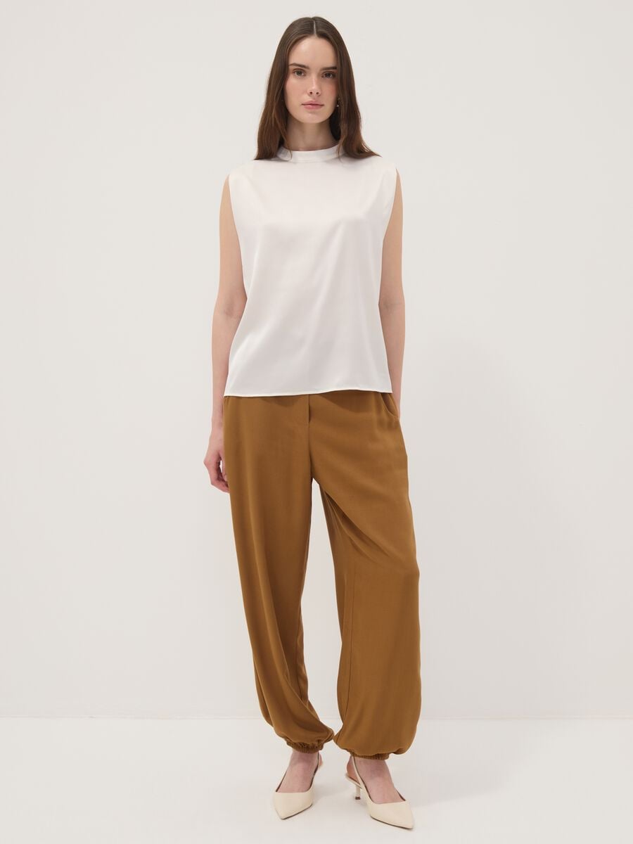 Pantaloni marroni in pura viscosa con fondo elasticizzato regular fit_0