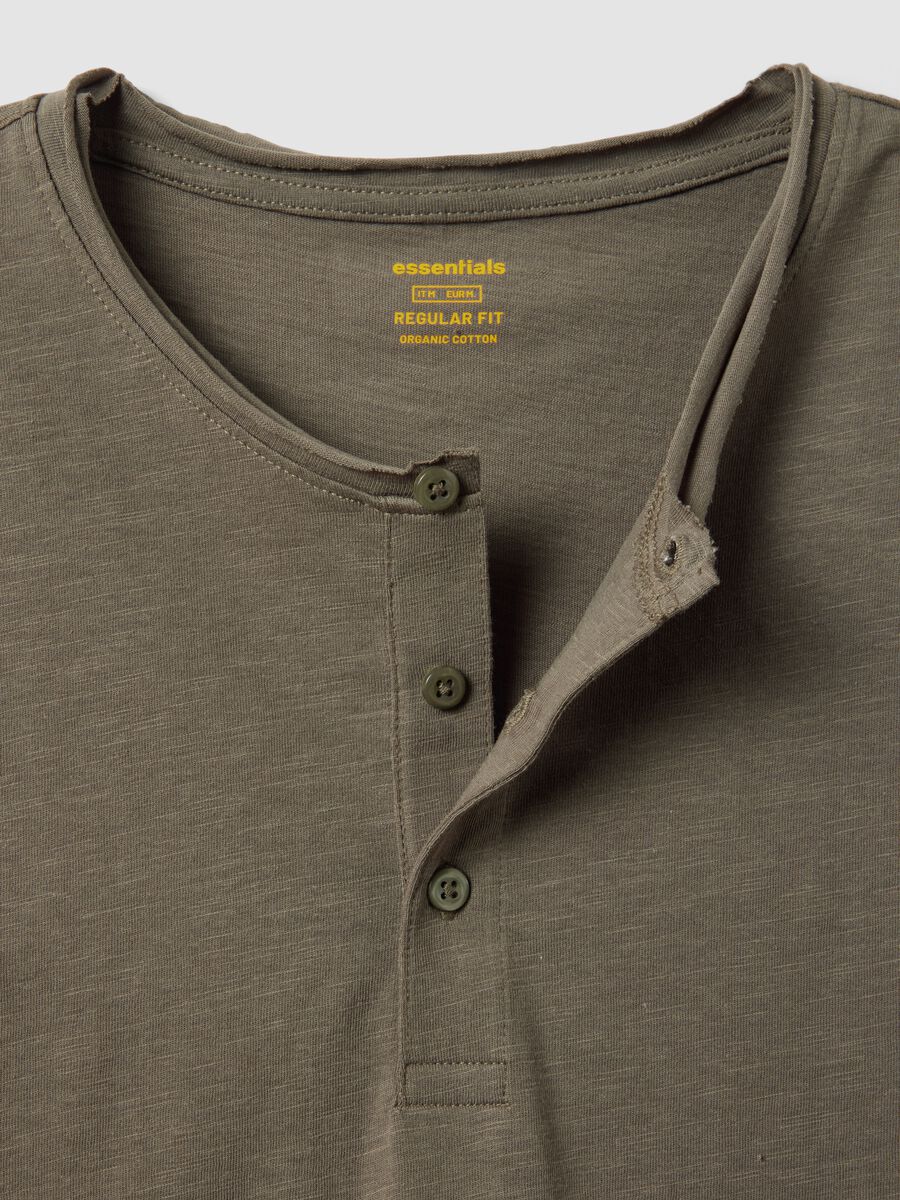 T-shirt in puro cotone verde regular fit con collo serafino_5