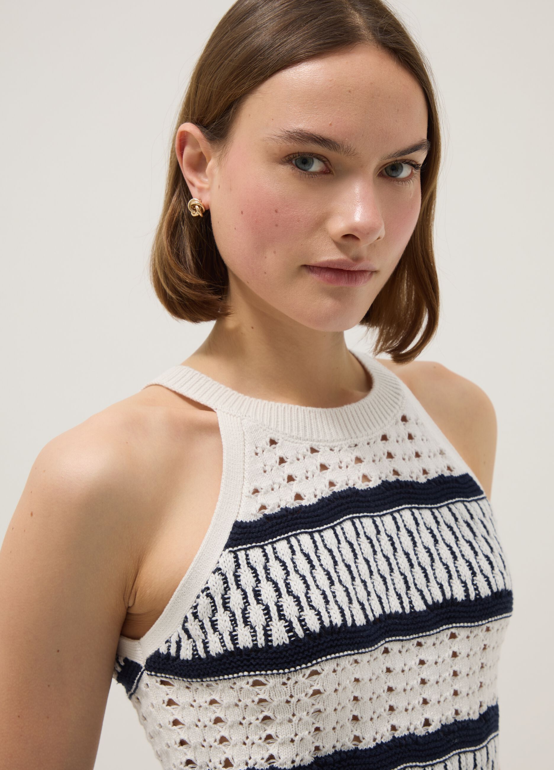 Canotta fitted in puro cotone a righe multicolor con texture a rete