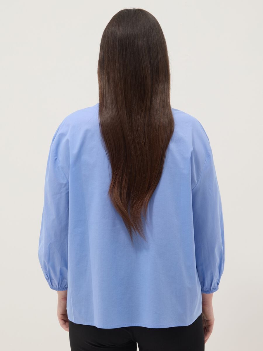 Camicia azzurra in puro cotone con ricami_3