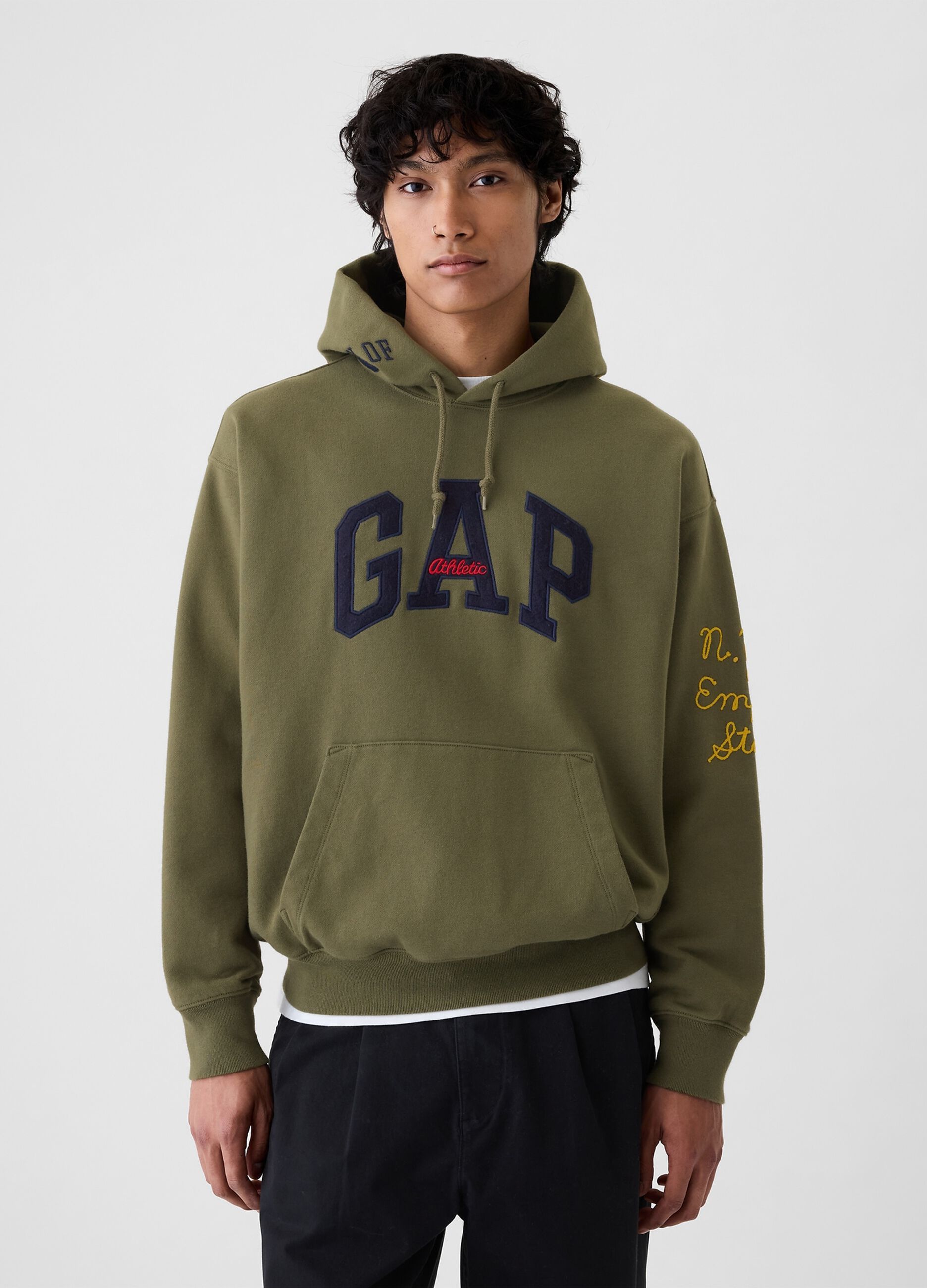 Sweatshirt with hood and logo patch
