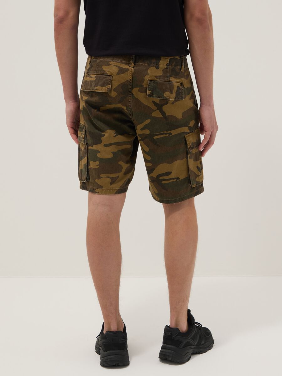 Green cotton cargo shorts_2