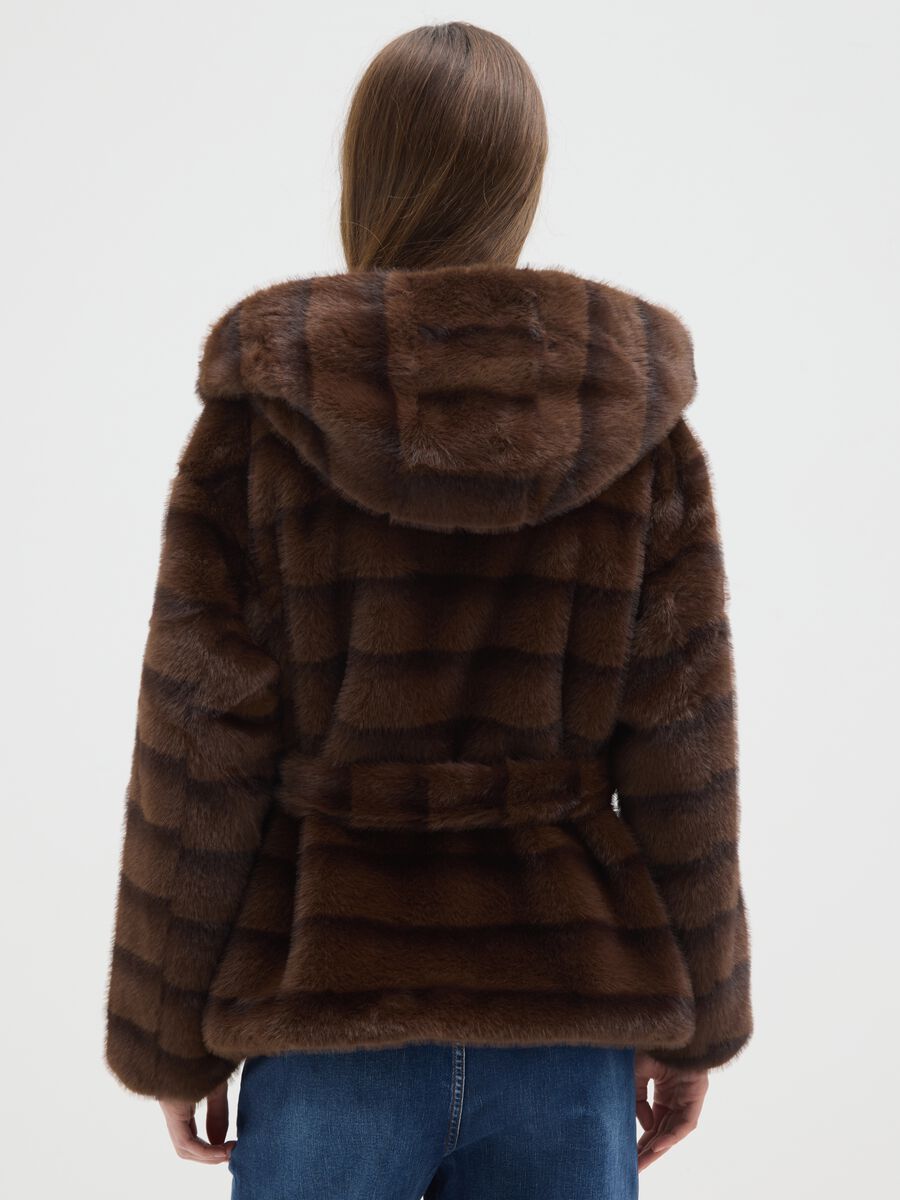 Cappotto morbido marrone con cappuccio e cintura regular fit_2