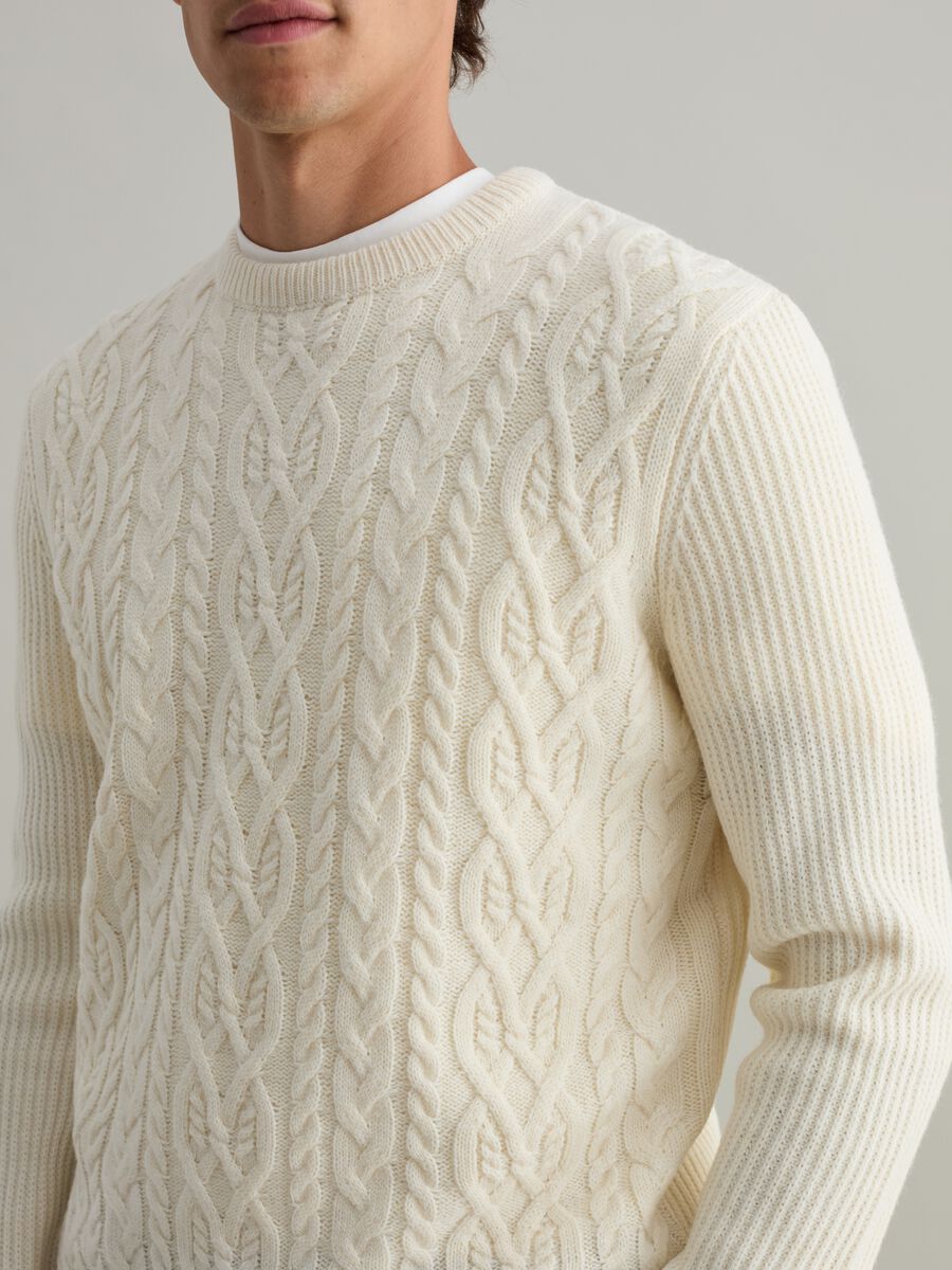 Pullover con lavorazione a trecce_2