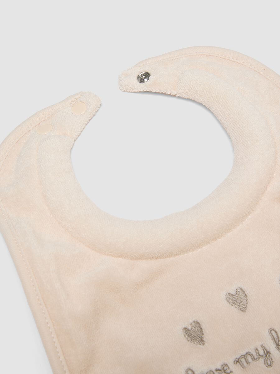Bipack di bavaglini beige e bianco in misto cotone organico con ricami_1