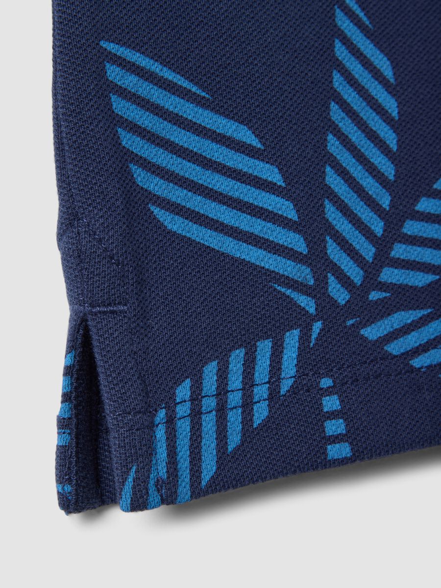 Polo in puro cotone blu da bambino regular fit con design floreale_3