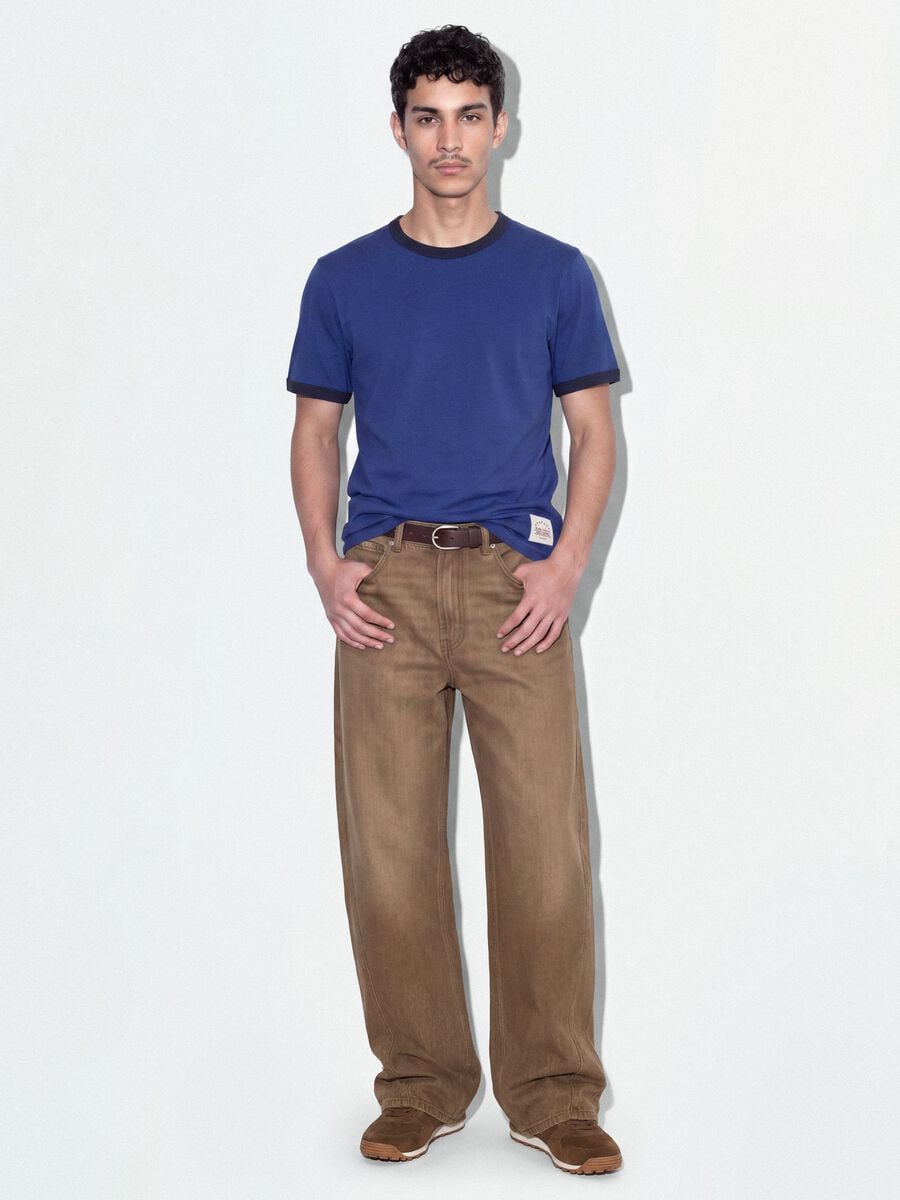 T-shirt fitted blu in puro cotone con profili a contrasto_1