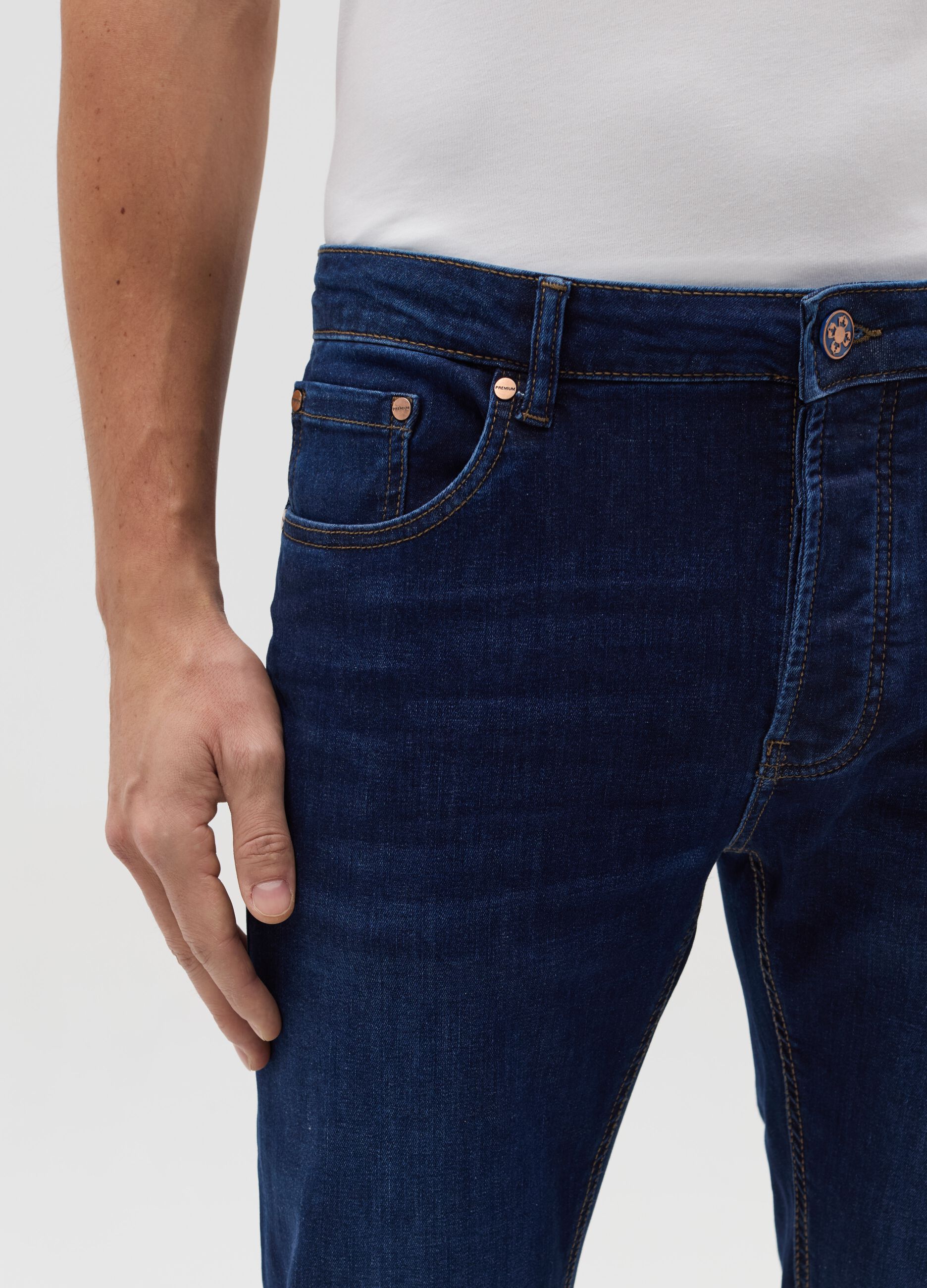 Stretch slim-fit rinsed jeans