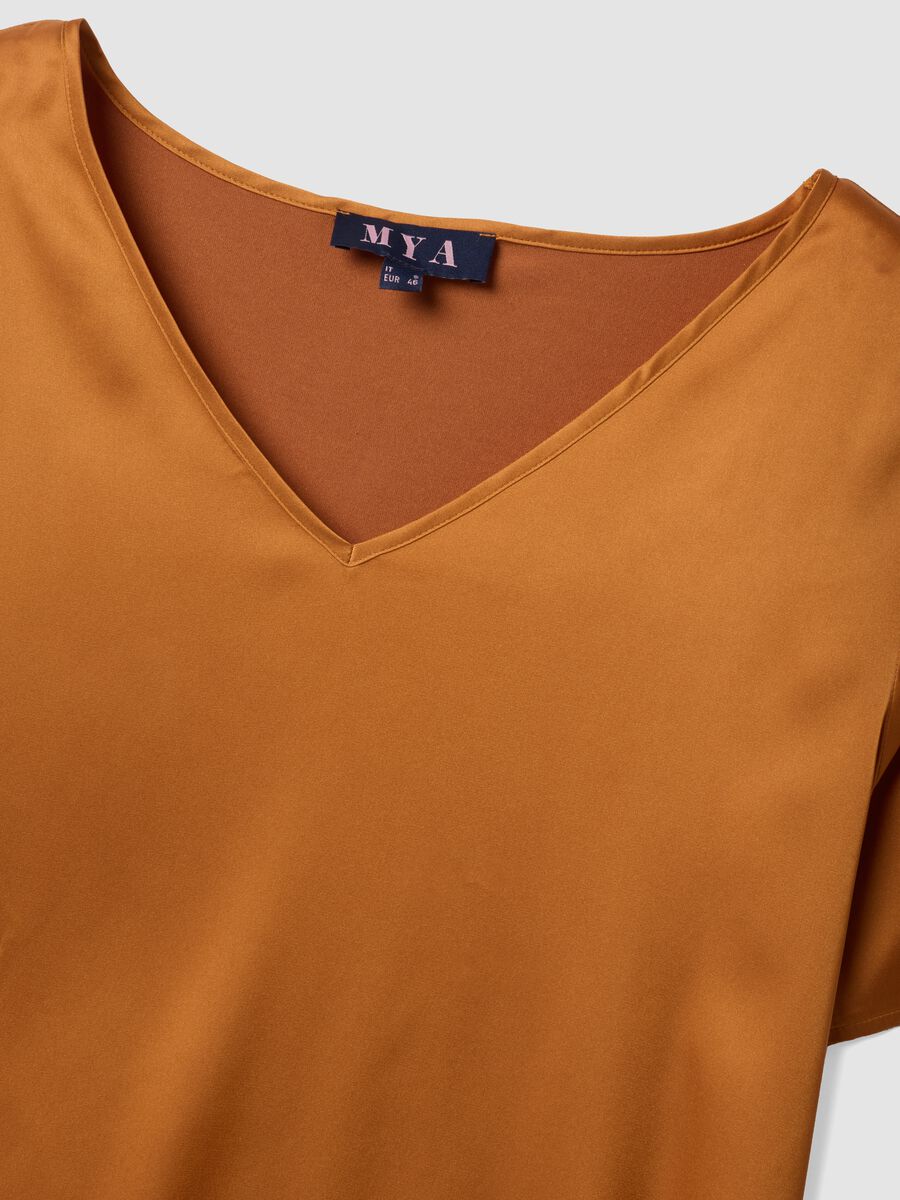 Blusa satinata marrone in tessuto elasticizzato con scollo a V regular fit_6