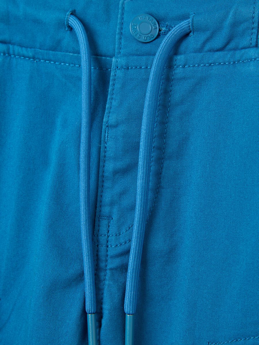 Short da bambino in cotone elasticizzato blu regular fit con tasche laterali_3