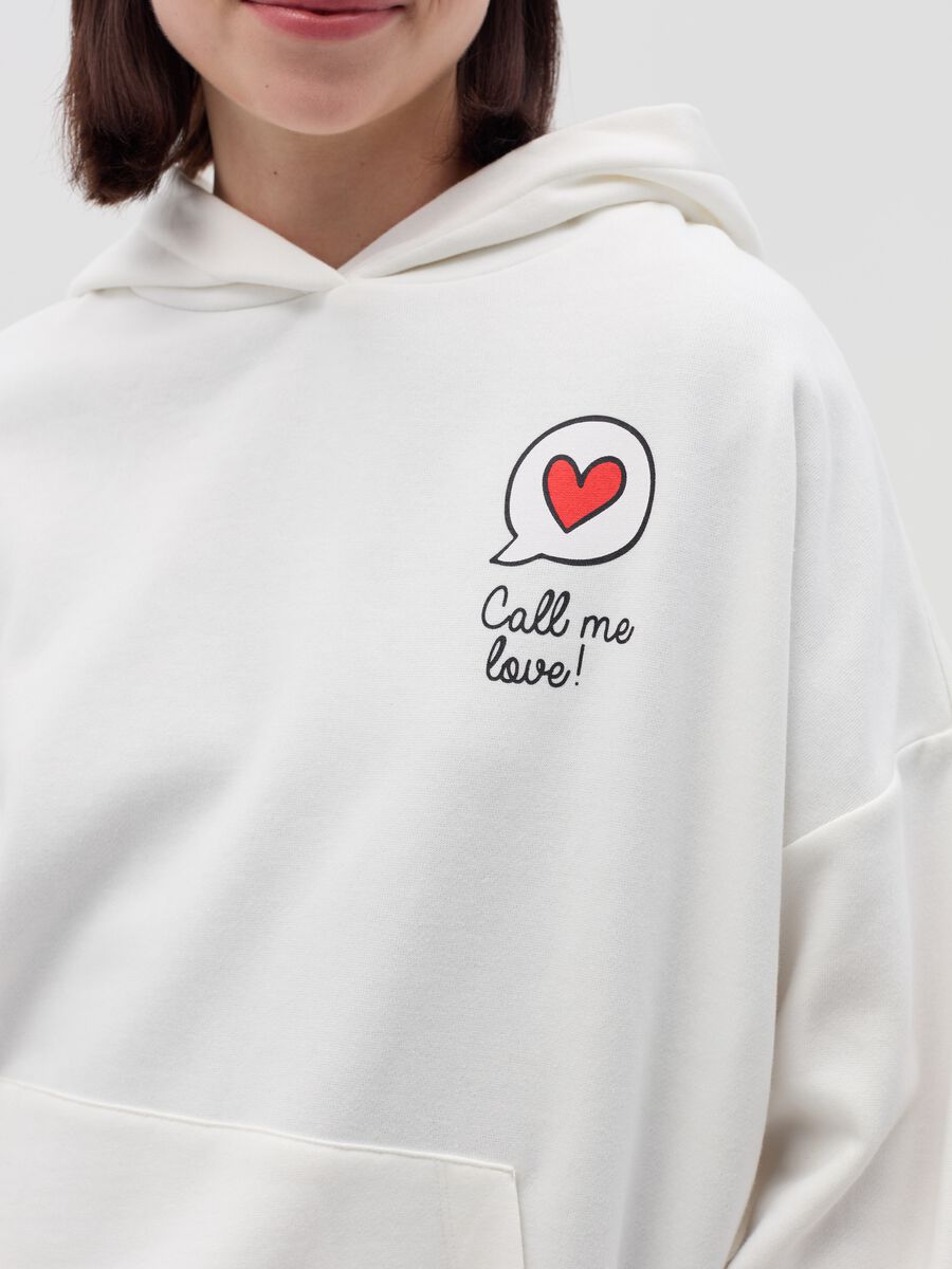 Sweatshirt with hood and pocket_3