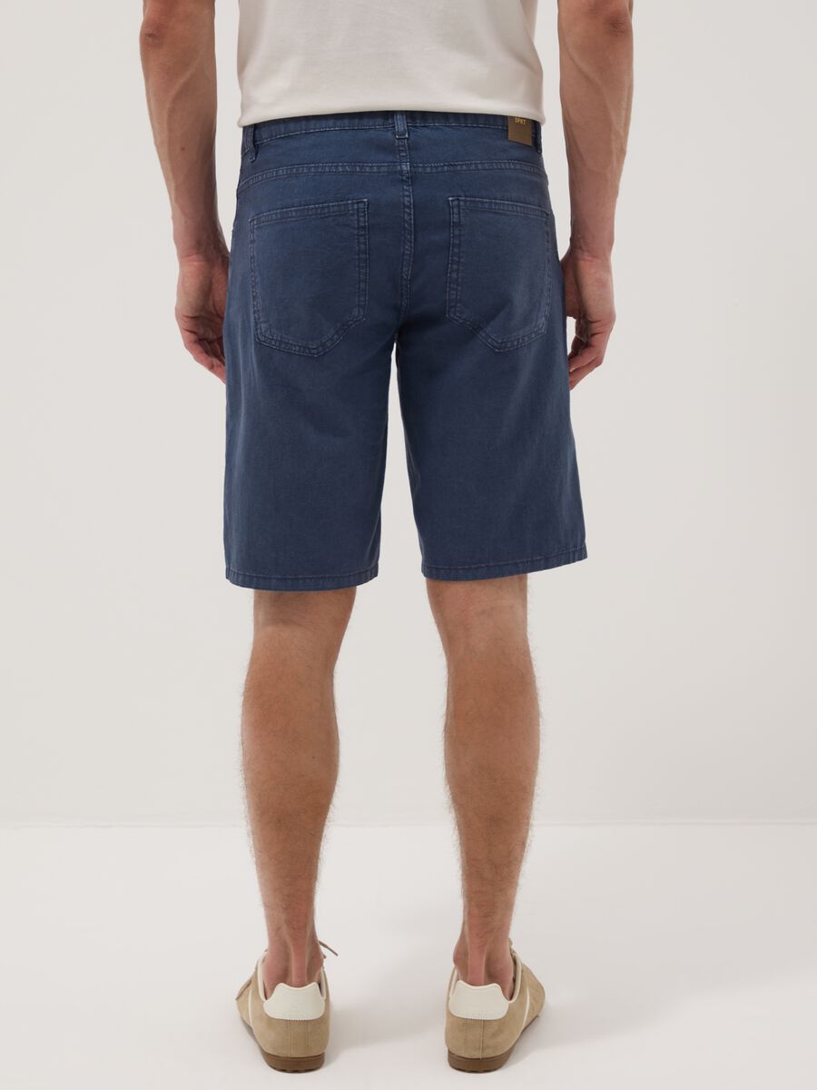 Blue linen-cotton blend five-pocket Bermuda shorts_2