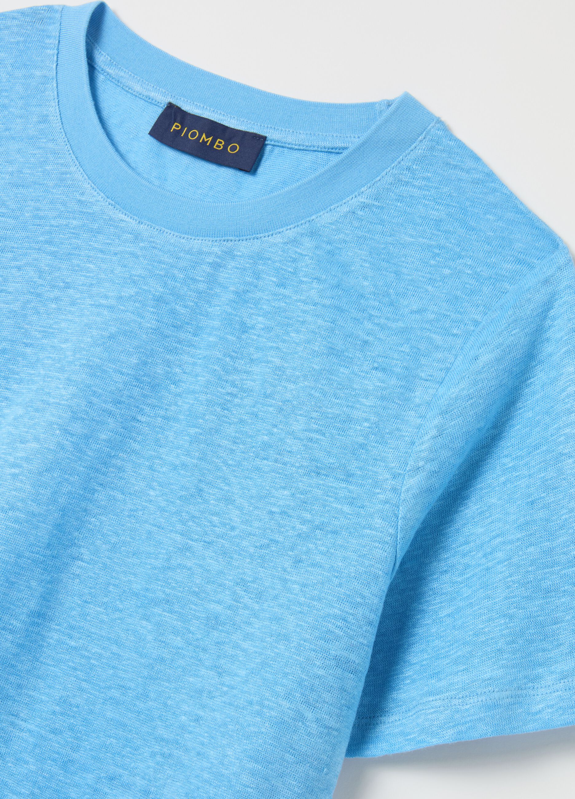 Short-sleeved T-shirt in light blue linen