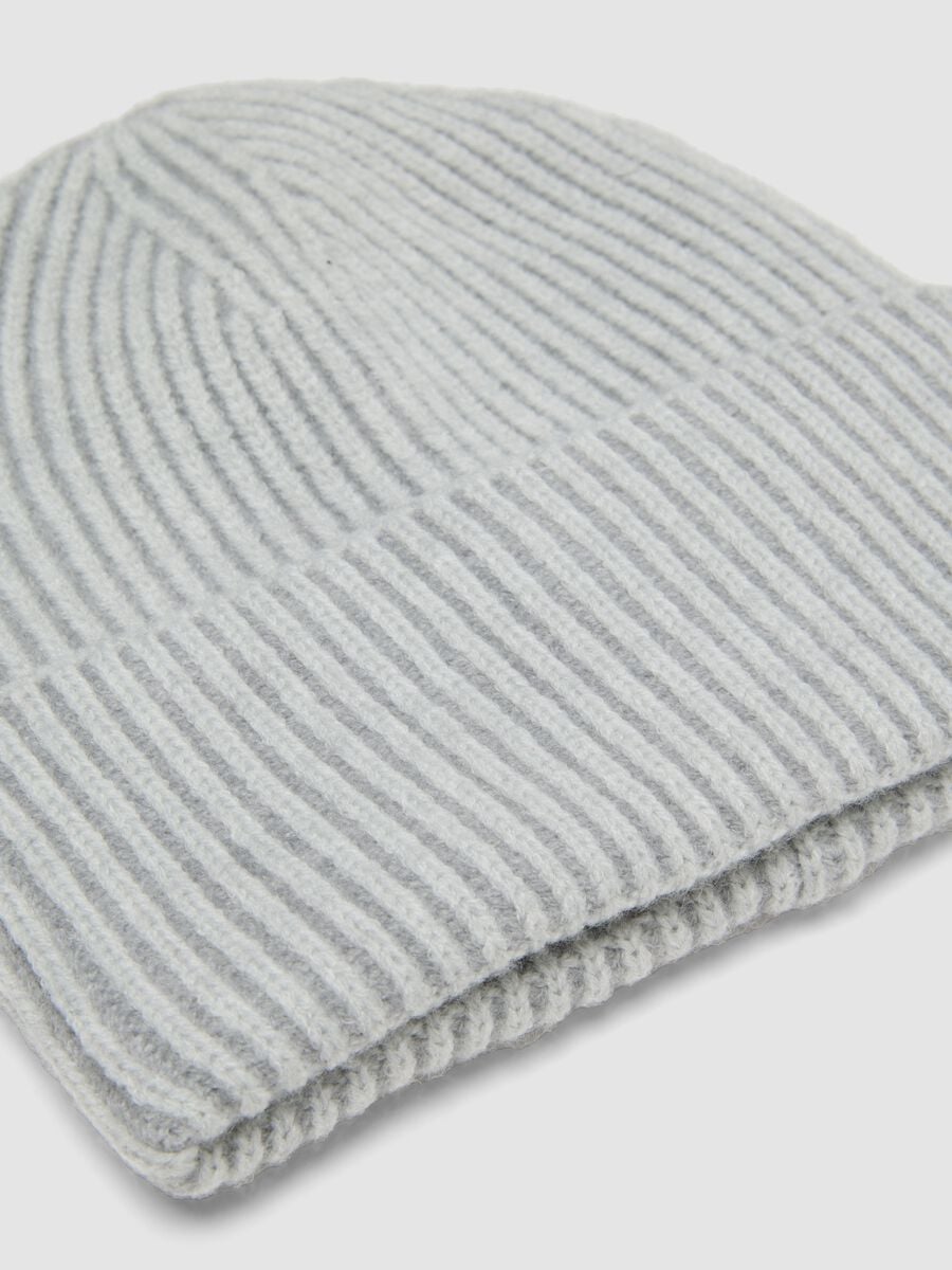 Berretto grigio chiaro a coste in maglia jersey_1