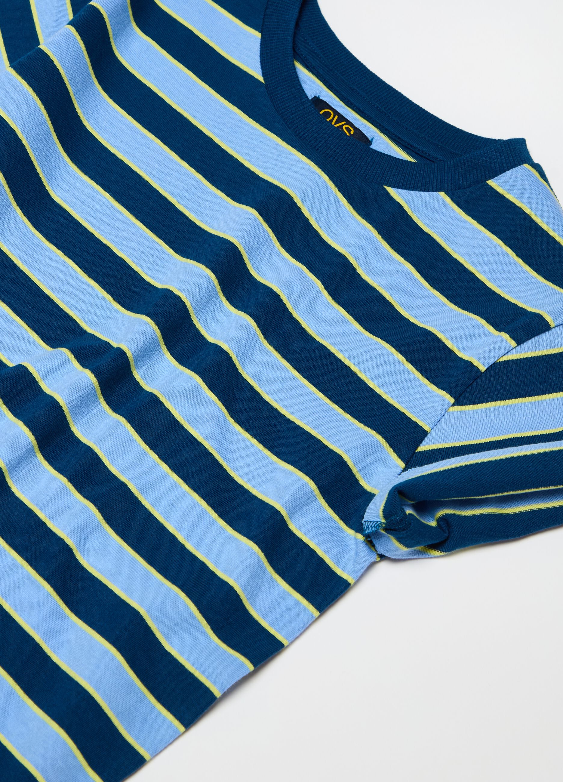 T-shirt with round neck and striped pattern