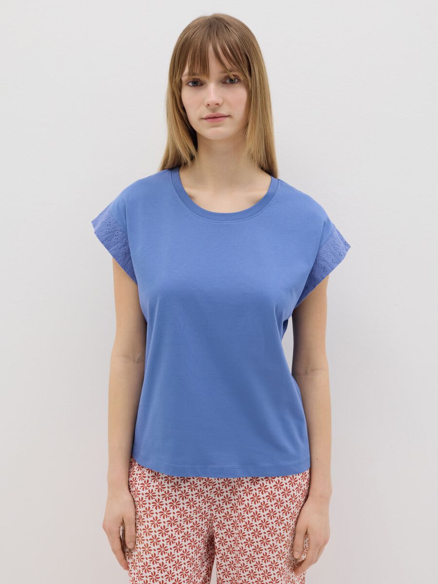 Blue pyjama top with short sleeves in broderie anglaise_1