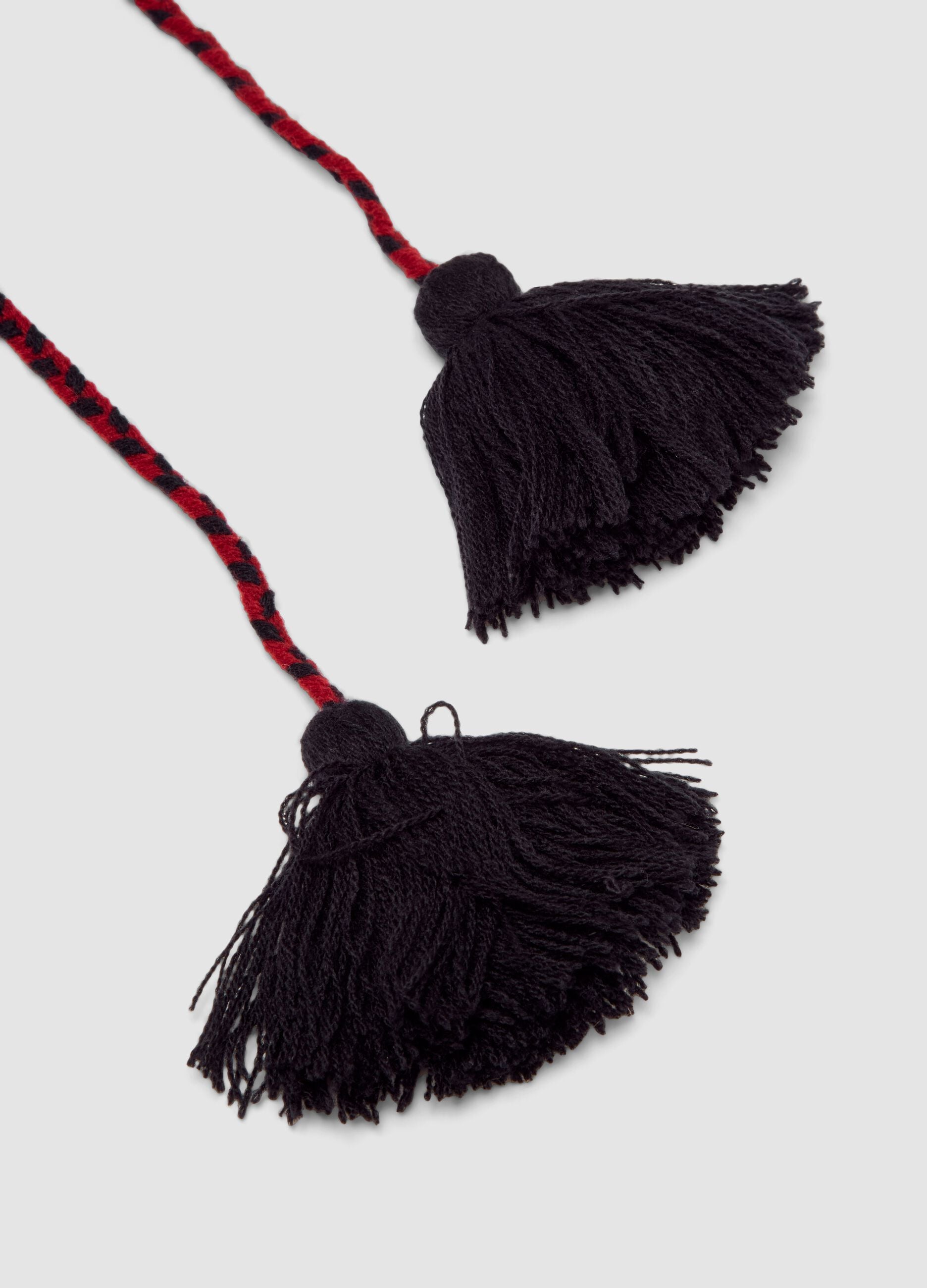 Collana nera e rossa a fili multipli con pon pon
