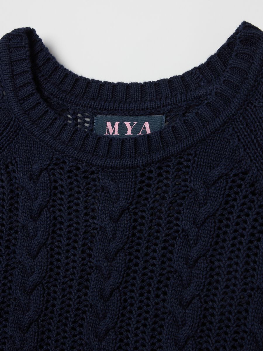 Curvy crochet pullover with cable-knit design_5