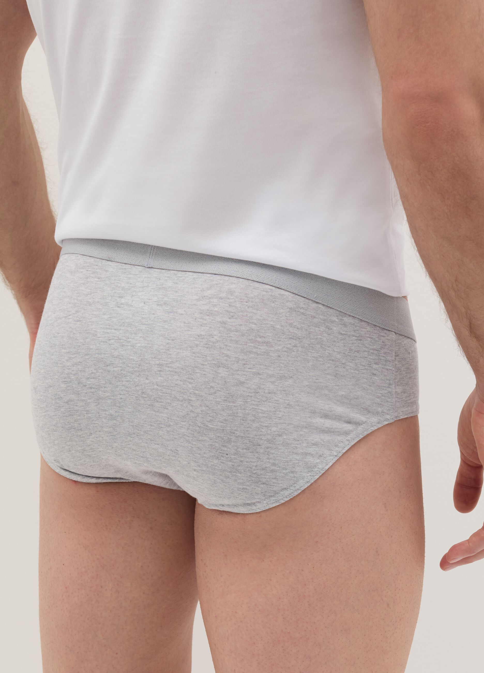 Three-pack stretch briefs with contrasting piping