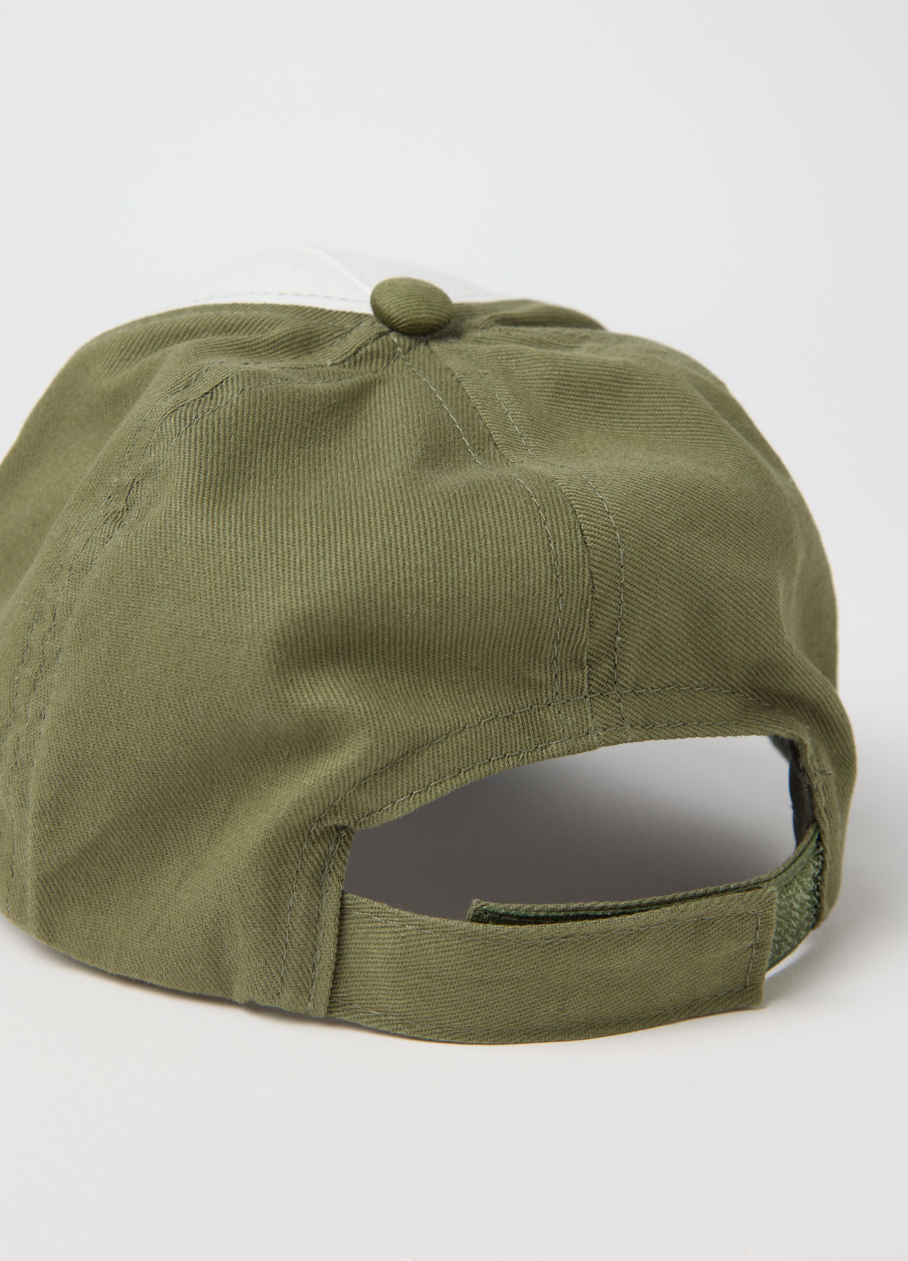 Multicoloured hat with Snoopy patch in cotton
