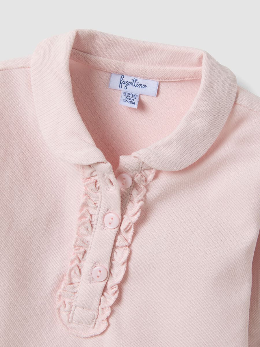 Polo rosa in cotone organico elasticizzato con dettagli volant per bimba_3