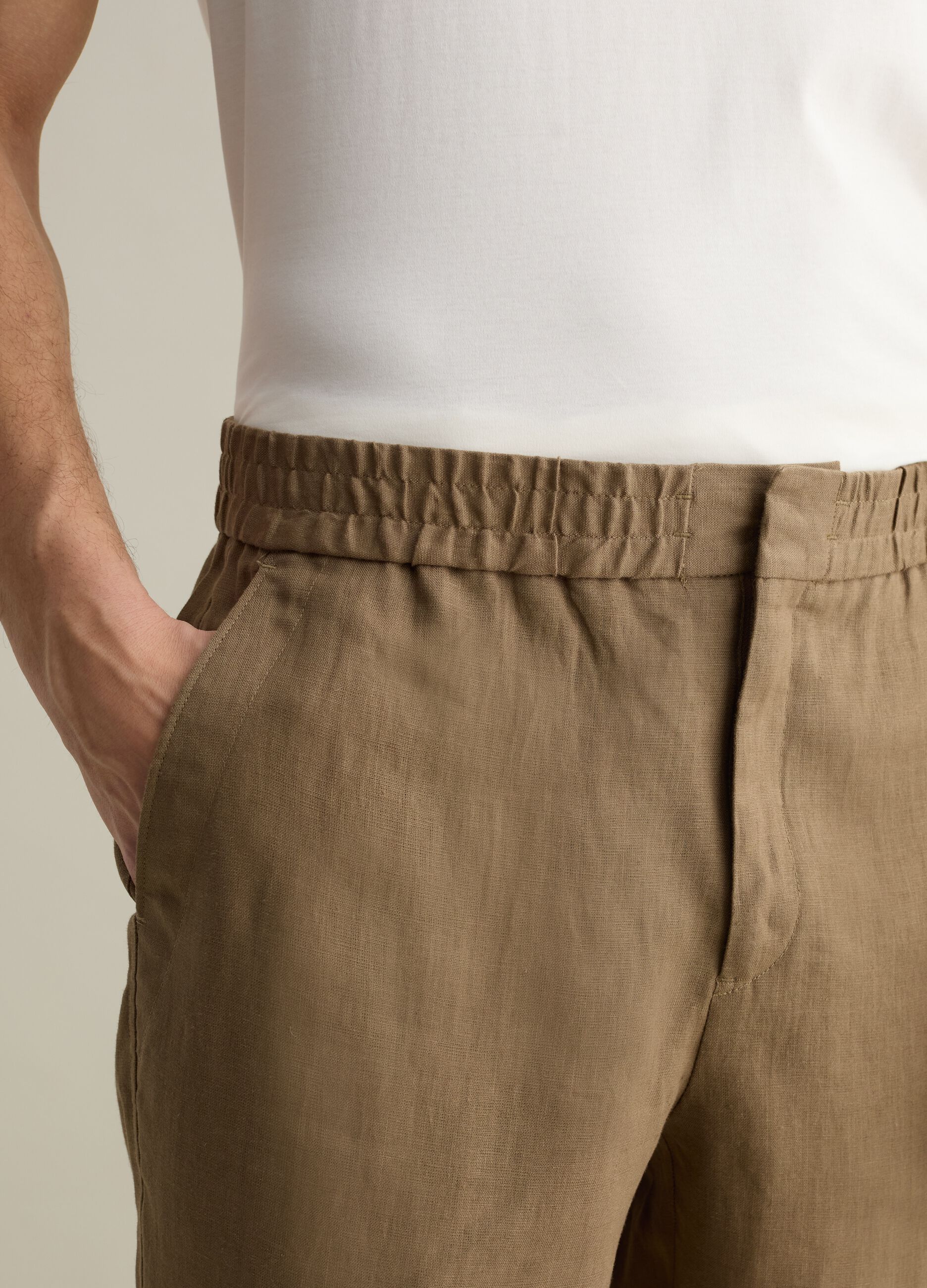 Contemporary trousers in linen