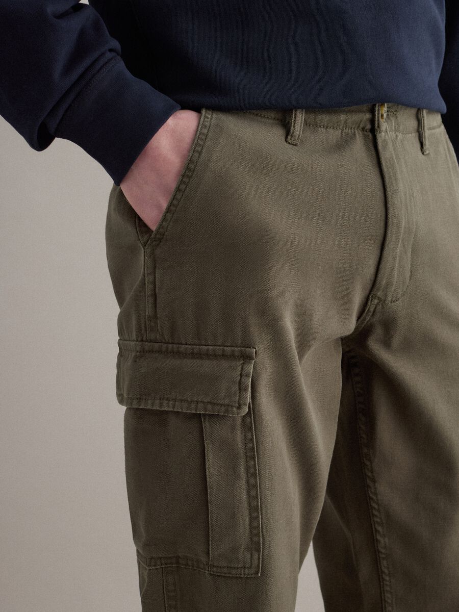 Green regular fit cotton and linen cargo trousers_3