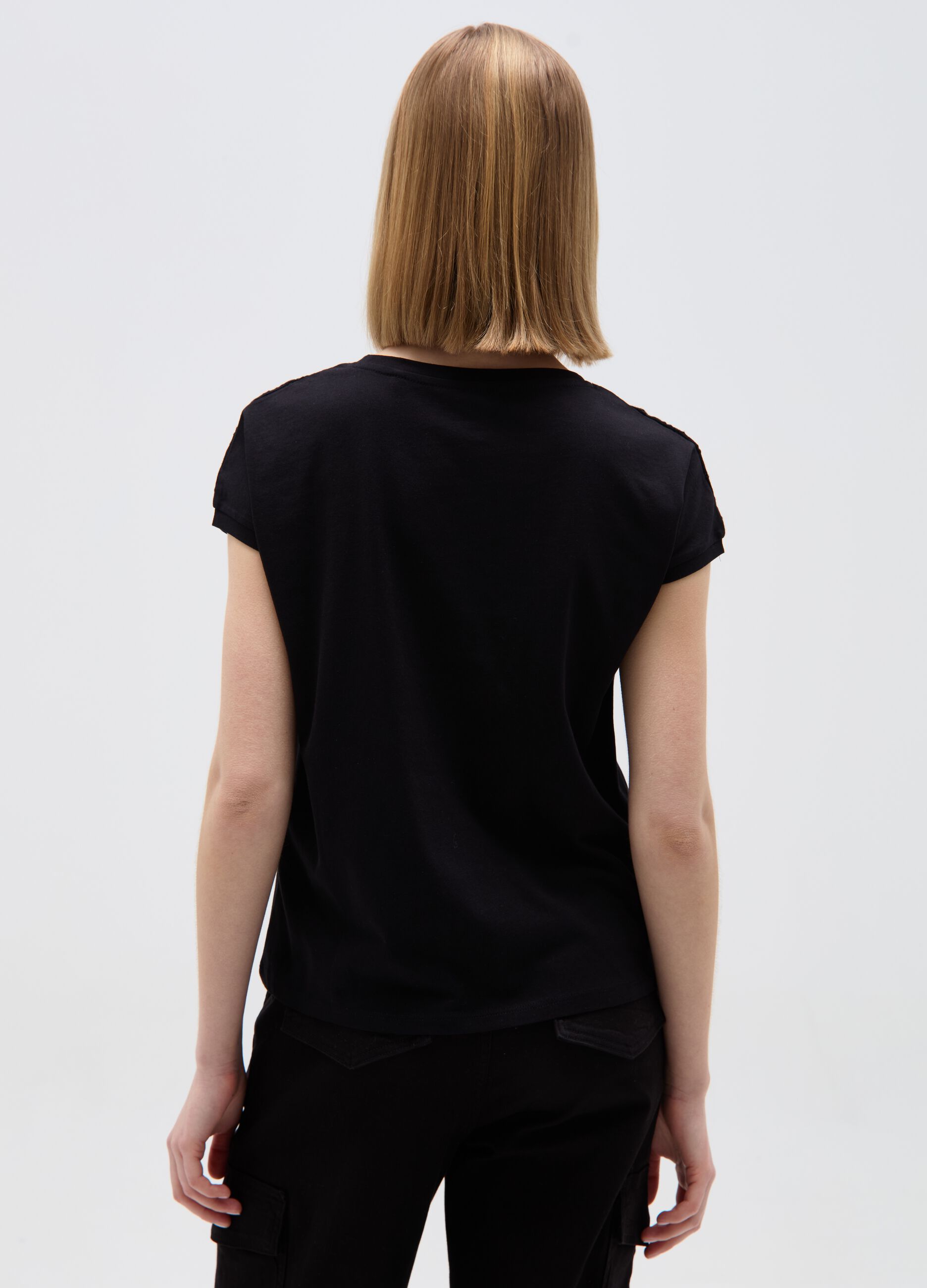 T-shirt in cotone con sangallo