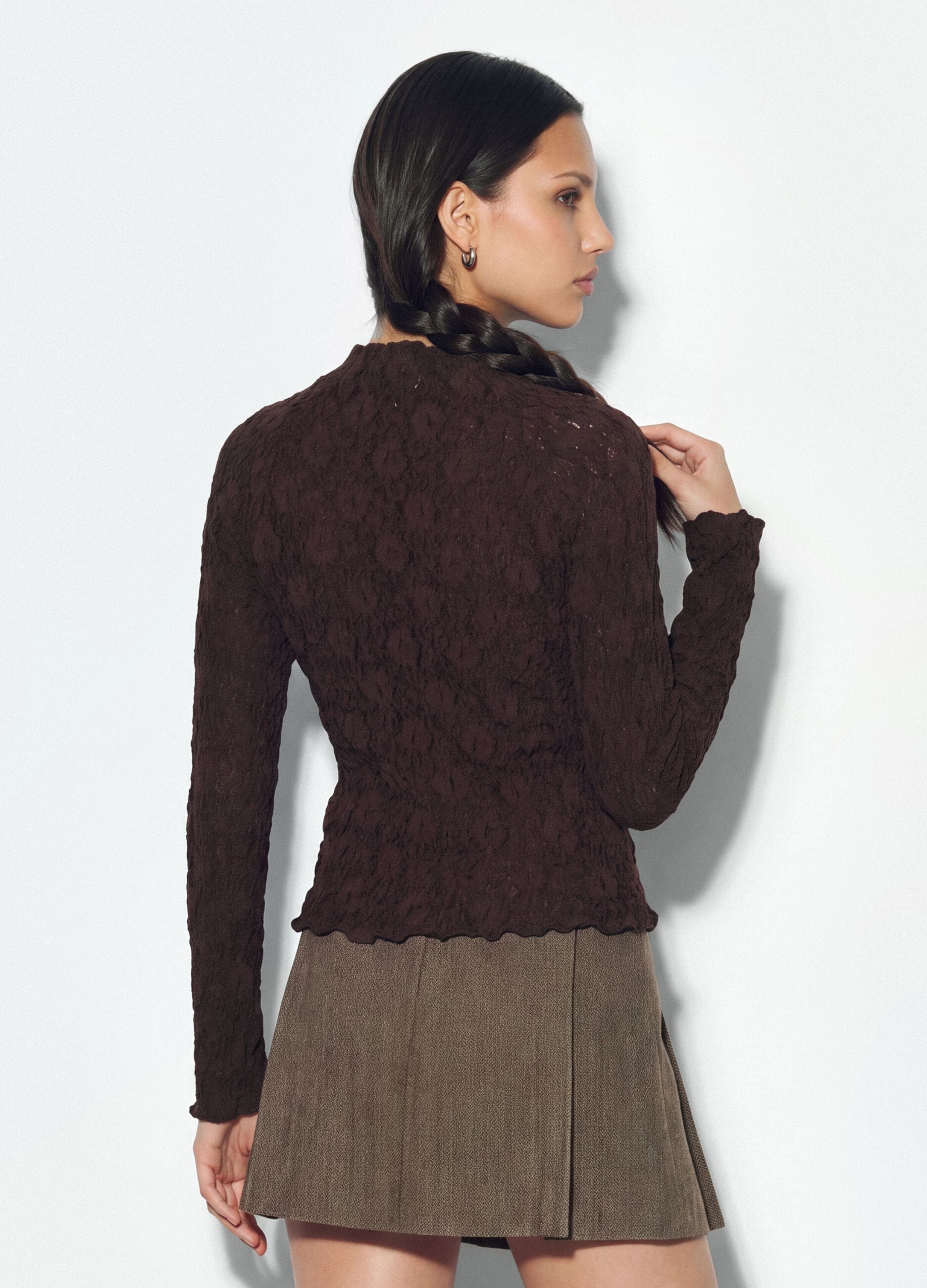 T-shirt marrone in tessuto elasticizzato traforato con colletto rialzato