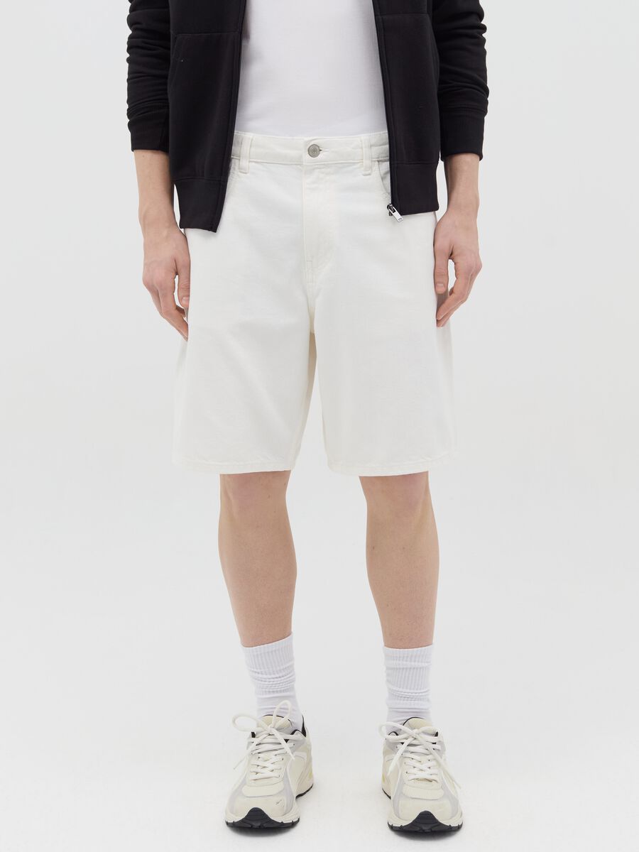 Baggy-fit Bermuda shorts in denim with five pockets_1