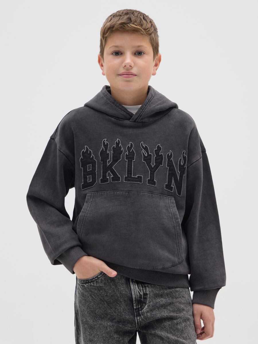 Felpa nera con cappuccio da ragazzo in puro cotone regular fit_1