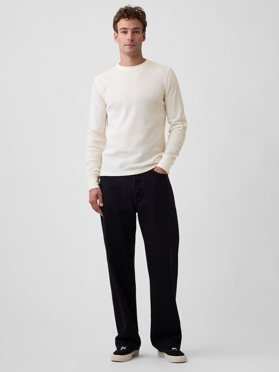 T-shirt bianco avorio in cotone elasticizzato a maniche lunghe con logo GAP_1