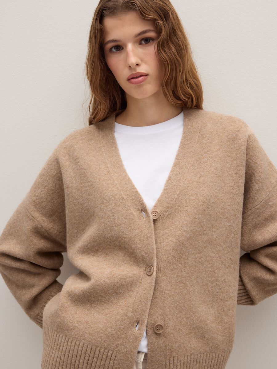 Cardigan beige vestibilità over con scollo a V e bottoni_3
