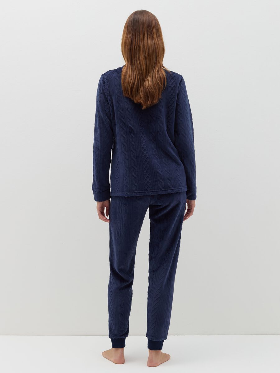 Long velour pyjamas with cable-knit motif_3