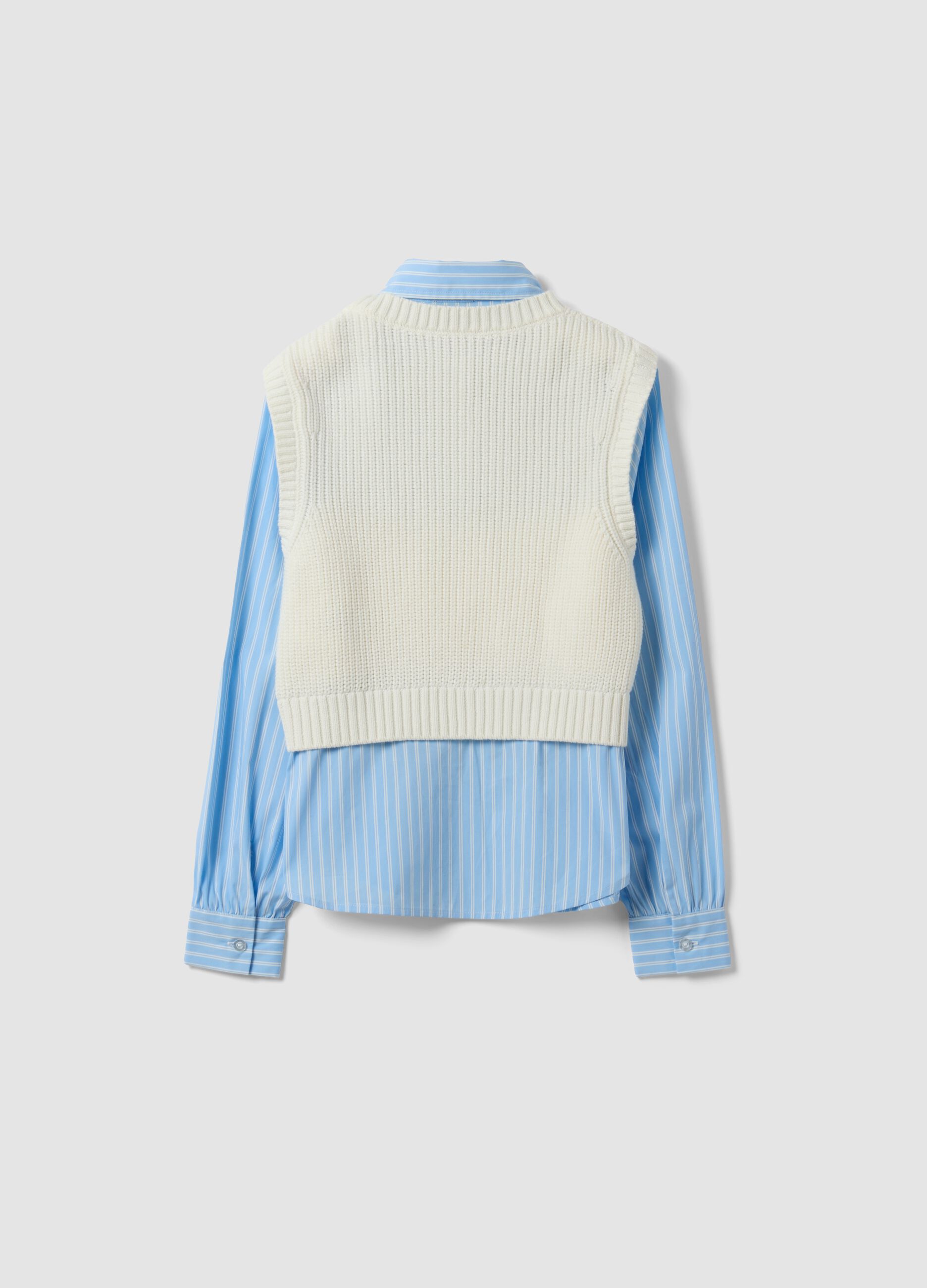 Camicia azzurra in puro cotone con gilet a maglia per ragazza