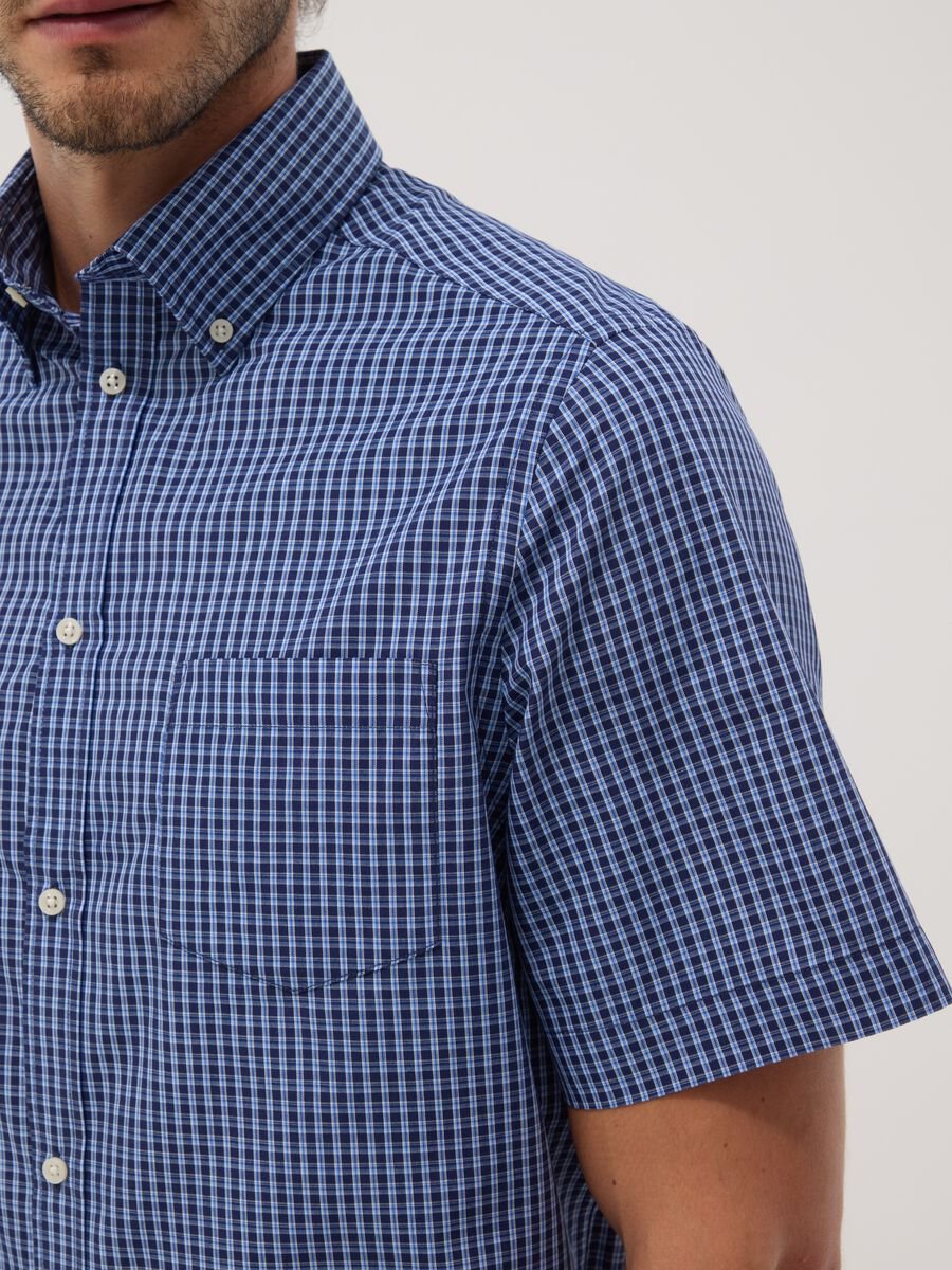 Camicia blu a quadri a maniche corte_3