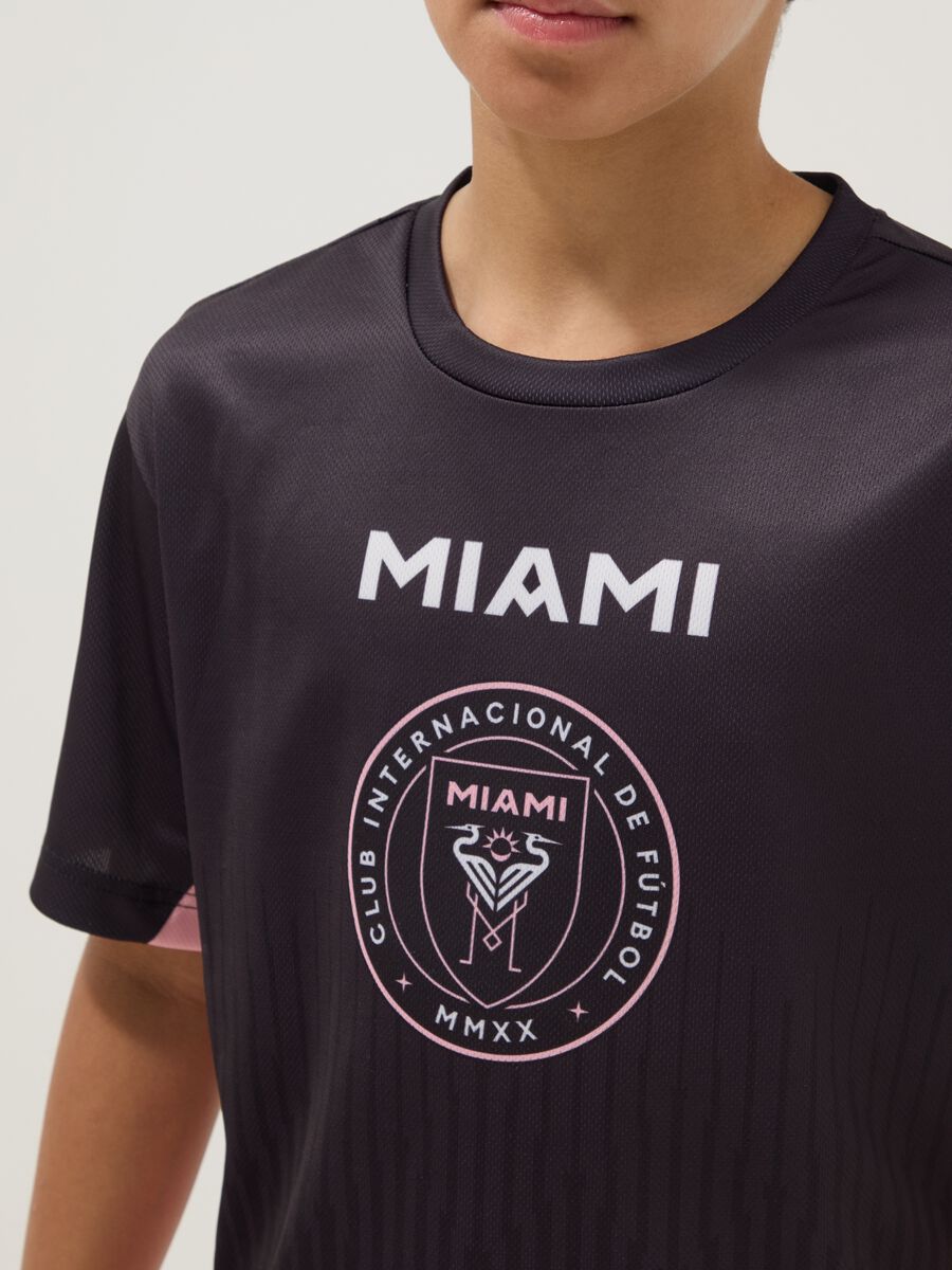 T-shirt nera a maniche corte con dettagli rosa regular fit_2