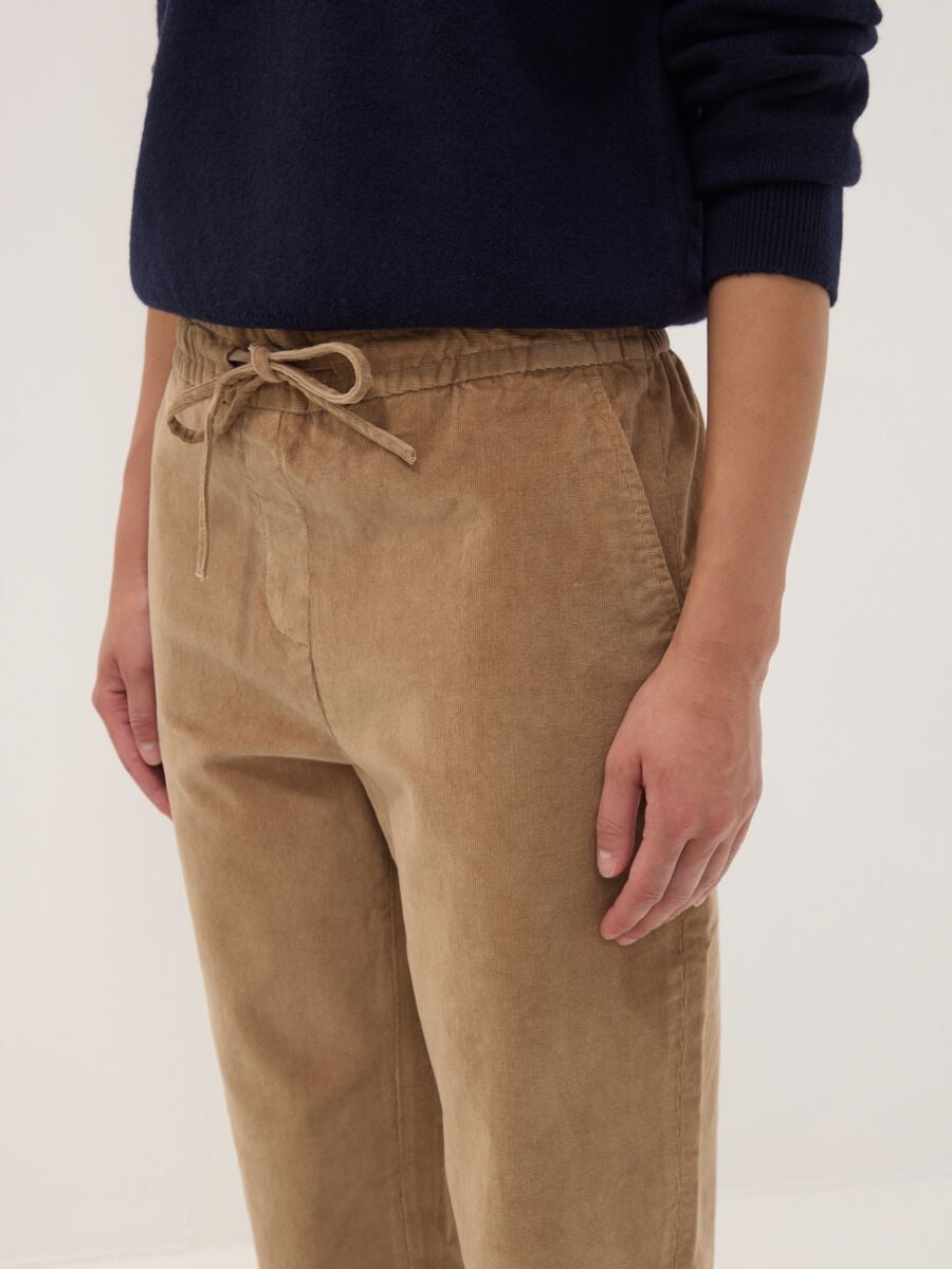 Pantaloni beige in cotone elasticizzato a coste con vita elasticizzata_2