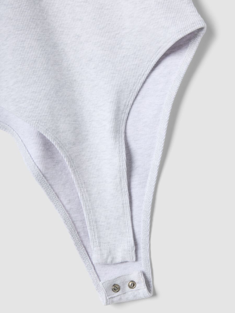 Grey ribbed stretch cotton bodysuit with wide neckline_1