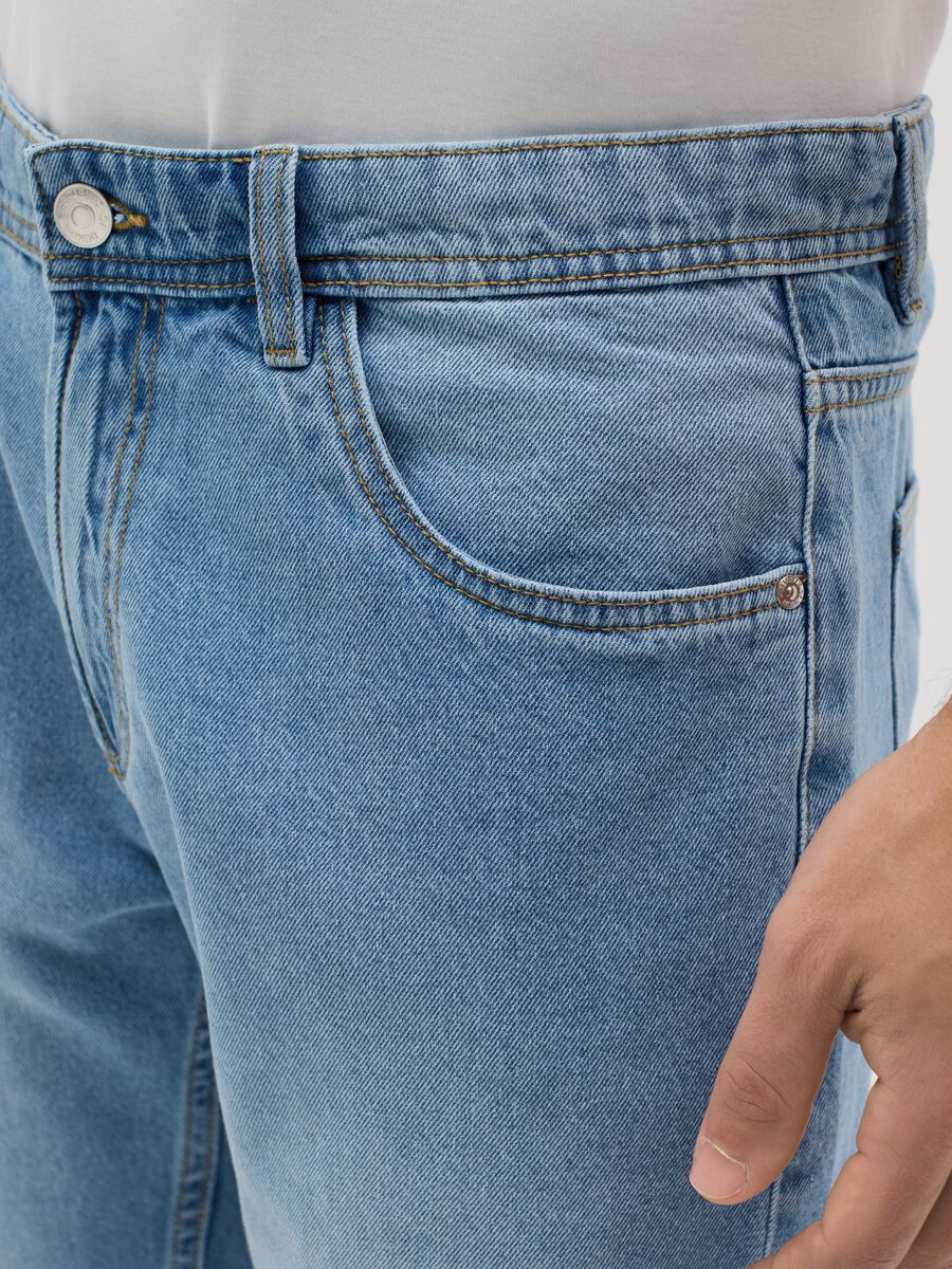 Light blue slim-fit Bermuda shorts in denim_3