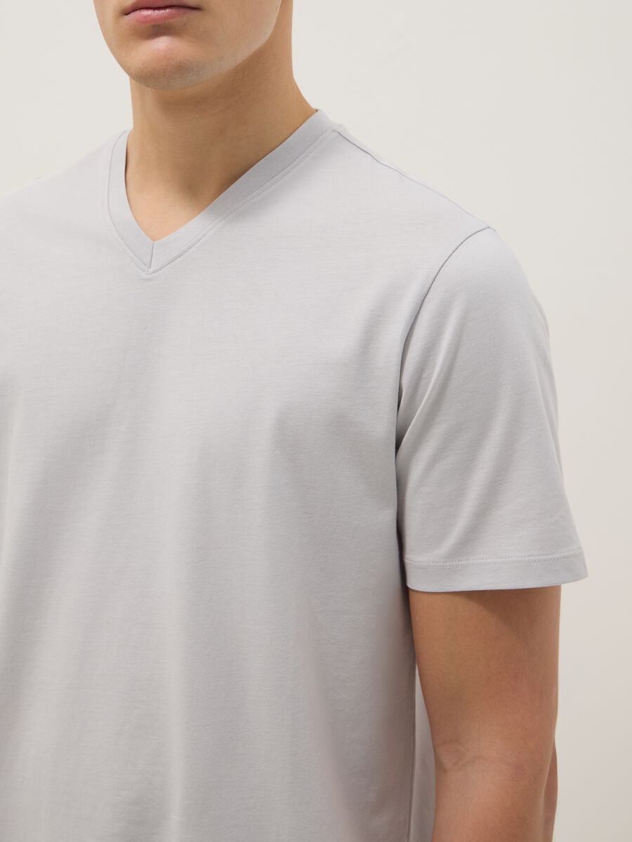 Grey pure cotton regular fit V-neck T-shirt_4